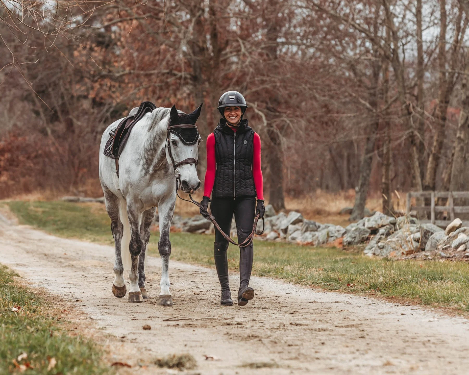 0401944008_F25_black_lifestyle5_holiday 13.jpg