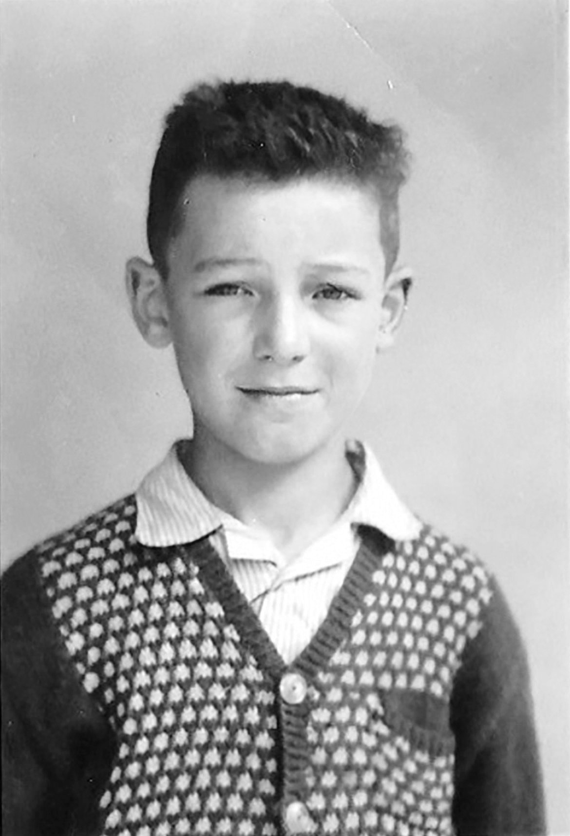 Vers 9-10 ans, juste avant les premiers signes d’un désir d’émancipation qui se manifestait par la tentation de me peigner avec les cheveux à plat. Papa était formel, je devais m’en tenir à une coupe en brosse.
