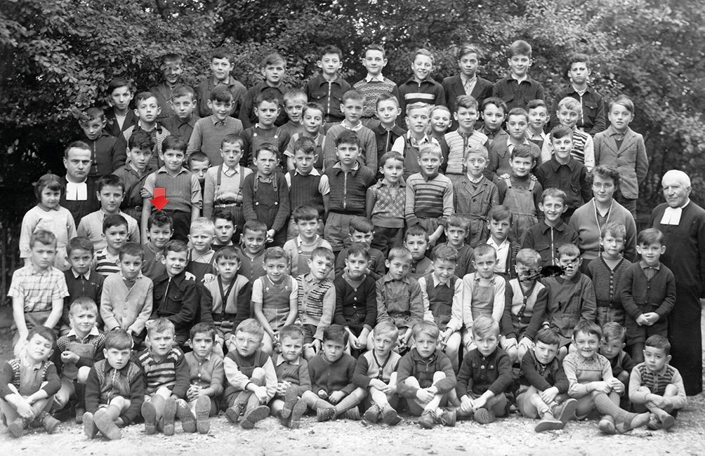 6 ans, je suis passé chez les grands. Mon instituteur est le frère Berthelot à droite. Très doux ! En attendant le directeur, le frère Closel à gauche. Très dur ! Je suis le quatrième à gauche, au troisième rang, juste à côté de mon homonyme, Alain M