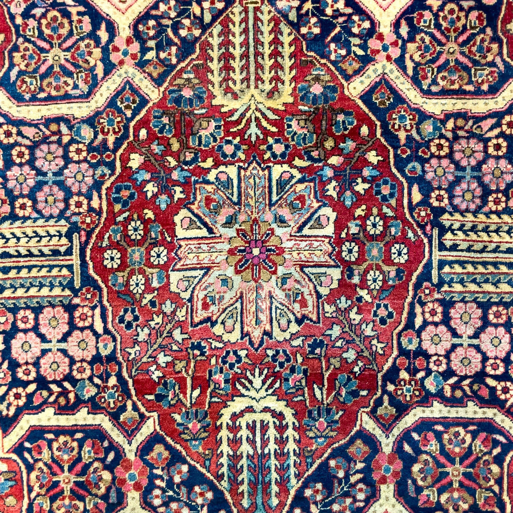Kasham_1920-30_pair_Iran_wool_detail2.jpg