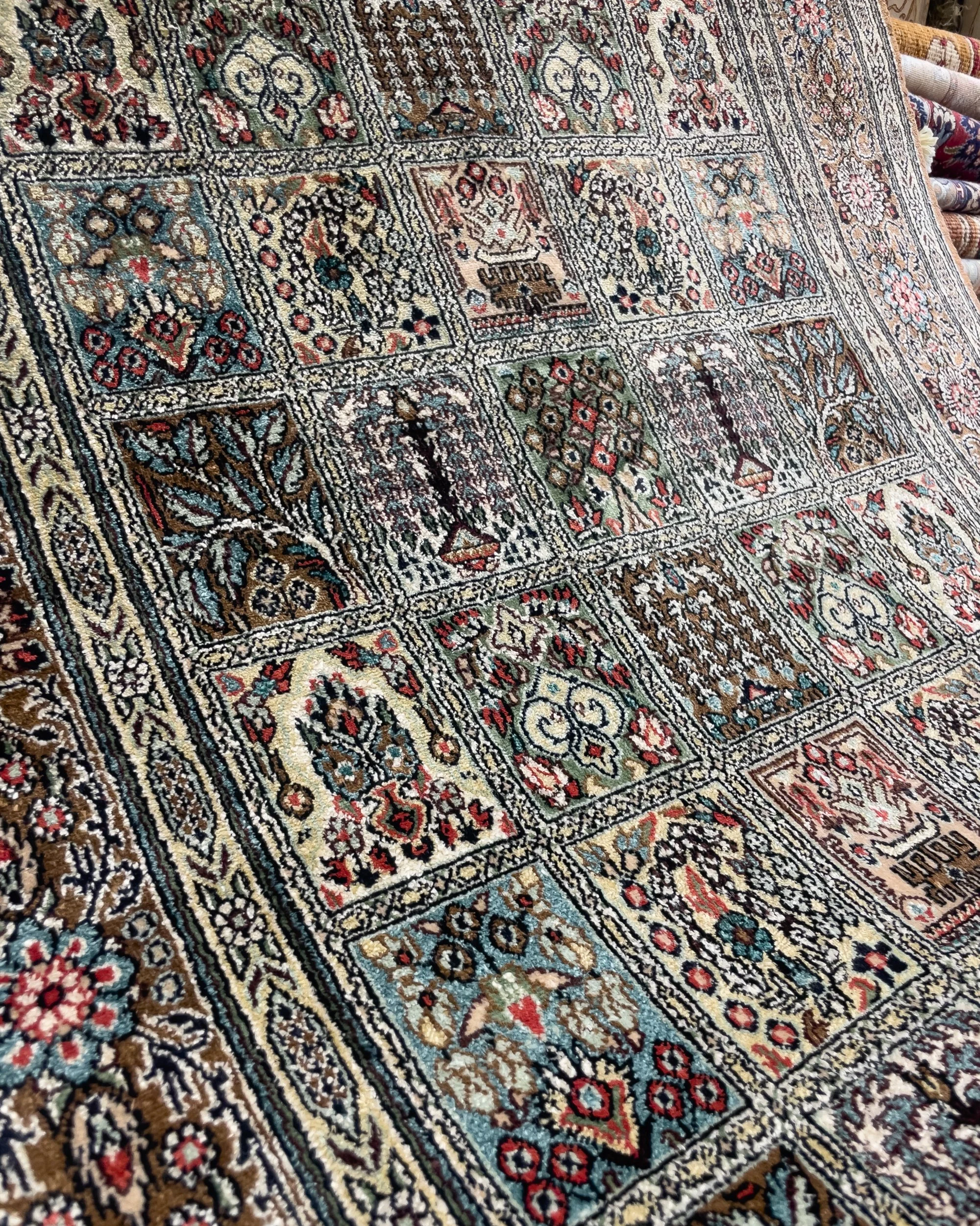 Hereke_design_rug_silk_handmade_rosewood_gallery13.jpg