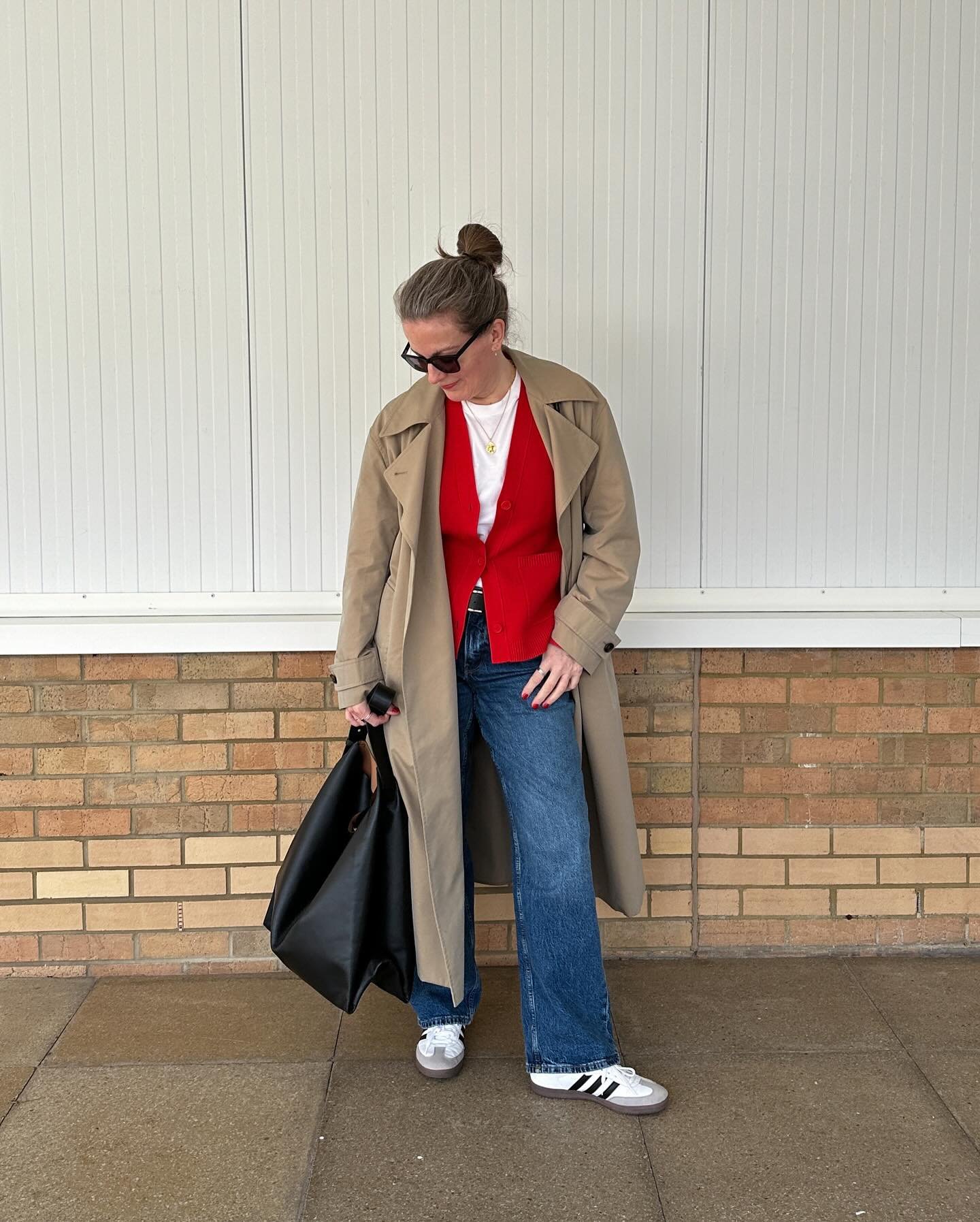 Red, white and blue... who knew? With the beige of the trench, this is a colour combo I feel surprisingly at home in... and the @arketofficial cardigan is a surefire winner. Knew from the minute I spotted it on @francescasaffari it was one to add to 