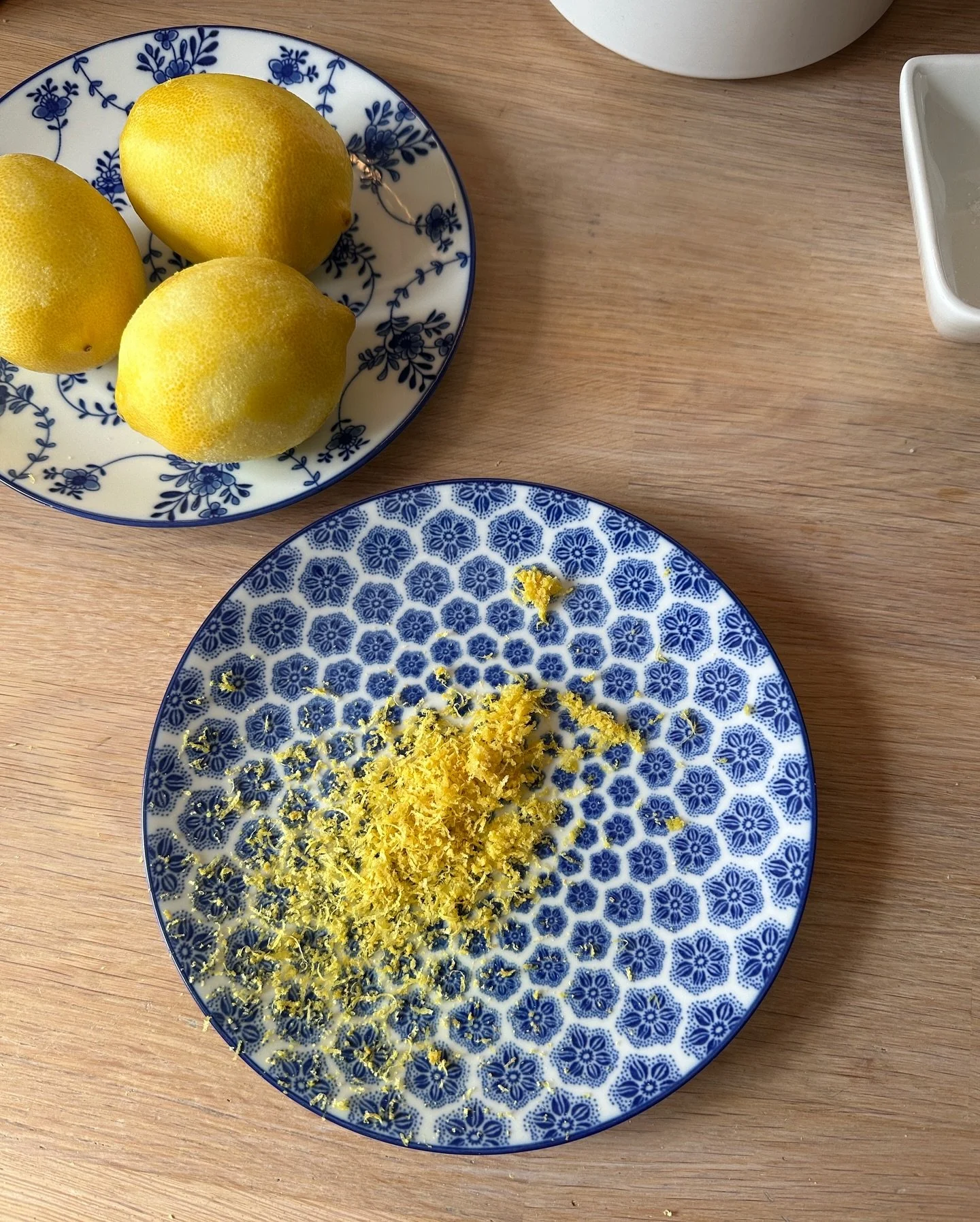 Mood for summer 2025... there&rsquo;s even a blog post to go with this one 🍋 💙
Really good lemon cake by @letitia_ann_clark 
Faux hydrangeas (&amp; other @the_suffolk_nest goodies) in the ginger jar
View over the top of my computer of the bookcase 