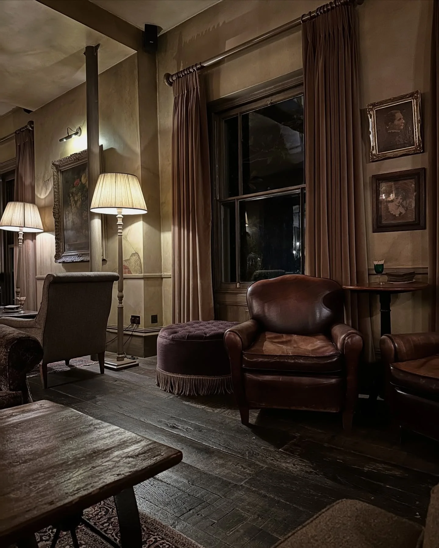 Winter Hideaway - cosy chairs, candle glow and a warm fire&hellip; @the_pig_hotels in Brockenhurst is one of my local favourites. We went for a cocktail making class and dinner one evening in early December&hellip; wouldn&rsquo;t mind being tucked up