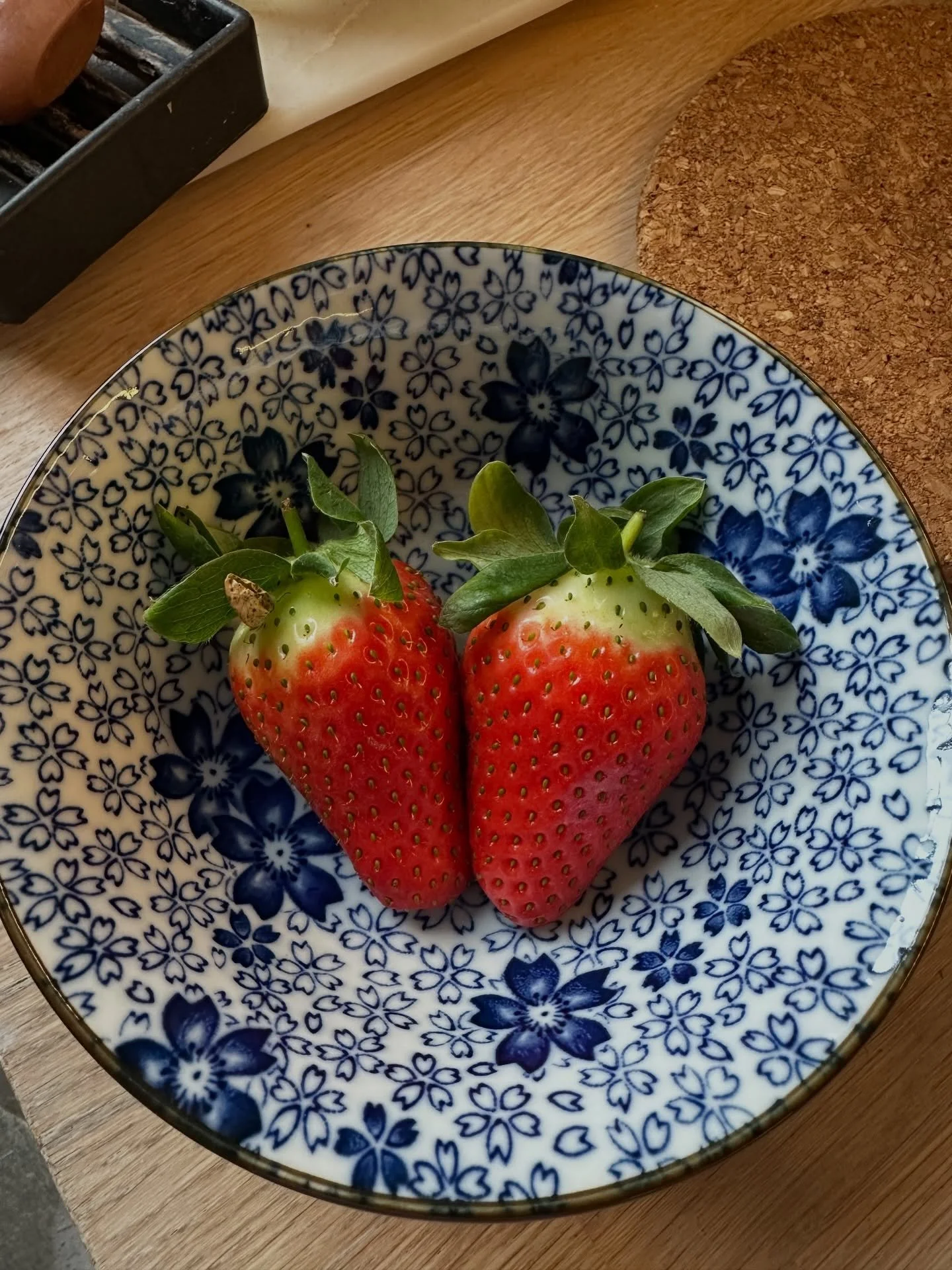 Making a love story out of everyday life&hellip;
&hearts;️ Bowls we brought back from Tunbridge Wells
&hearts;️ Coastal note cards and matches found on @etsyuk 
&hearts;️ An image I took a couple of years ago for @arcadeflowers 
&hearts;️ Winter berr