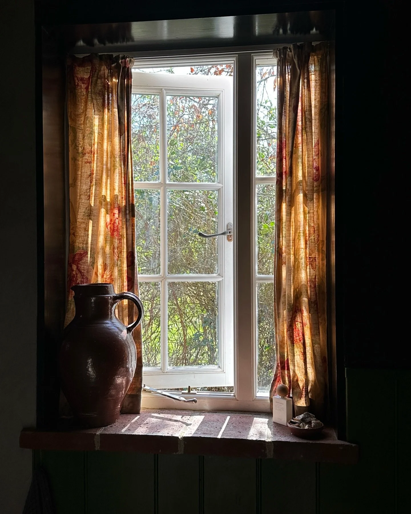 Moments that delivered the joy...
1 - 4 Staying in a fairytale gardeners cottage for two days at @spinks.nest
5 More 🌸 and 💙
6 Closely monitoring all the wisteria on my morning walks
7 &amp; 8 An awesome night celebrating H&rsquo;s 21st at Ronnie S