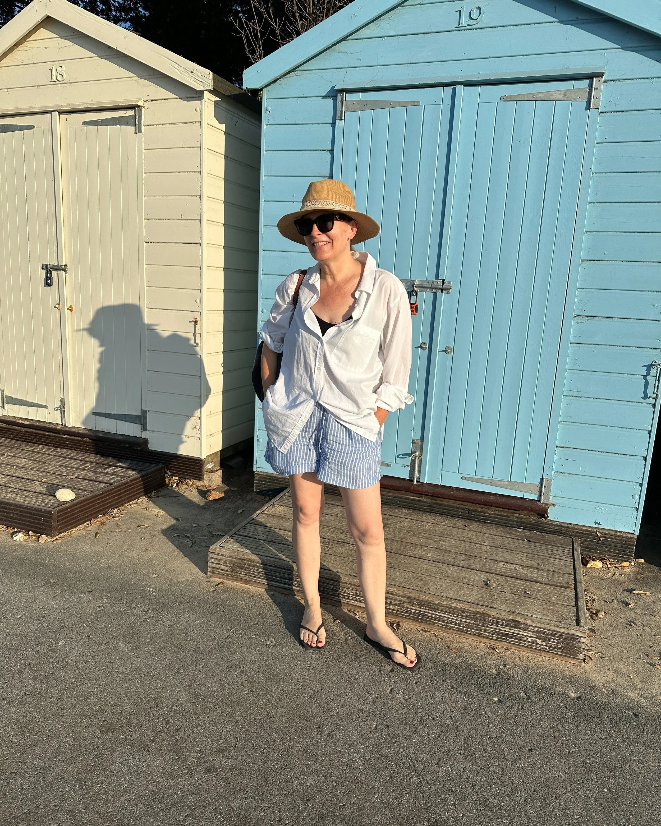 I&rsquo;ve delved into my wardrobe to show you the three repeat pieces I&rsquo;ve been living in during these summer heatwaves and the formula is this simple&hellip;
☑️ White cotton oversized shirt
☑️ Black linen trousers
☑️ Blue white striped linen 