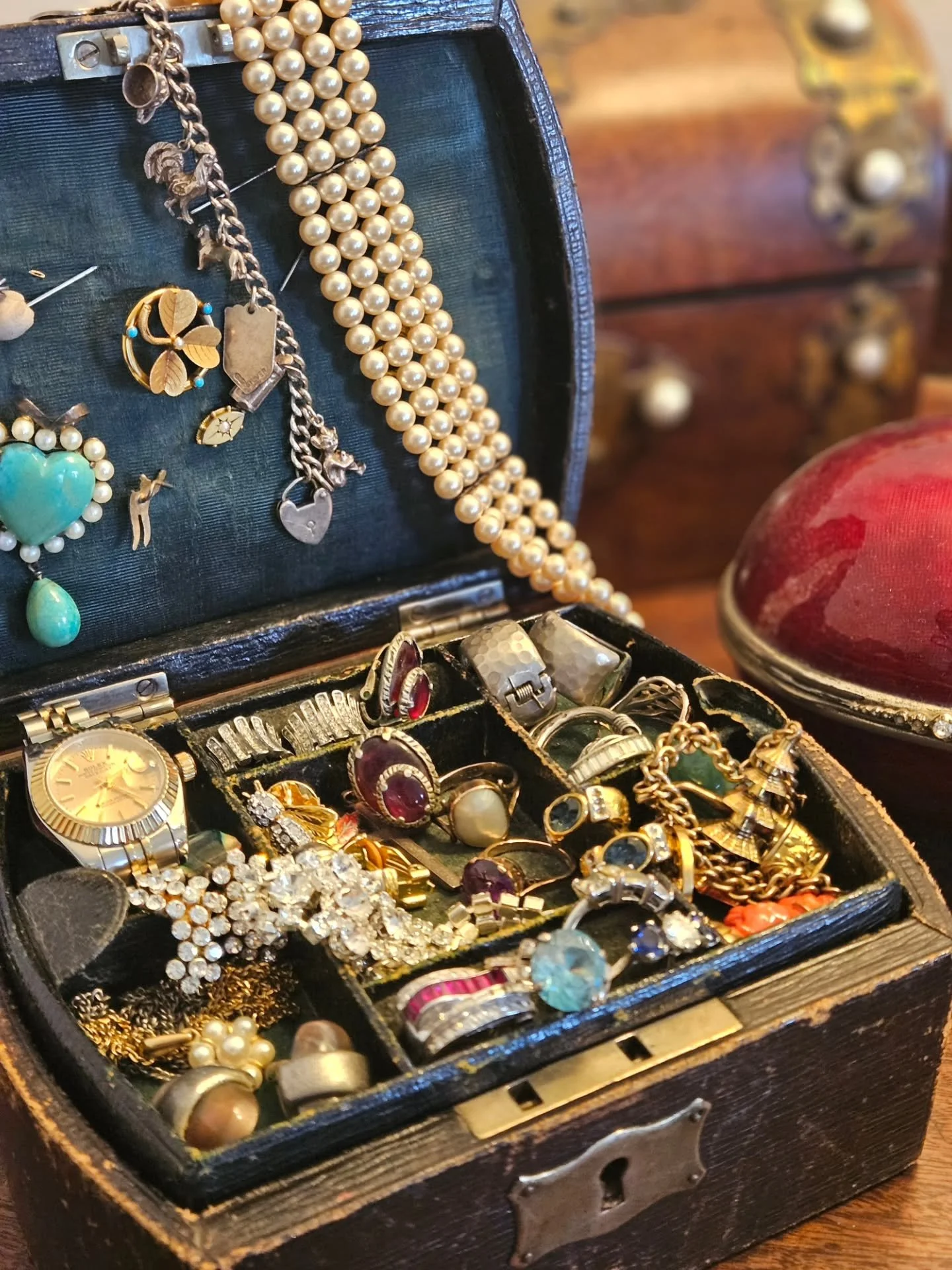 DISCOVERING THE HISTORY OF FAMILY JEWELLERY...

We've had a growing number of requests from clients who are looking to find out about the history of their family heirlooms.

Families looking to sit together and talk about the provenance behind the je