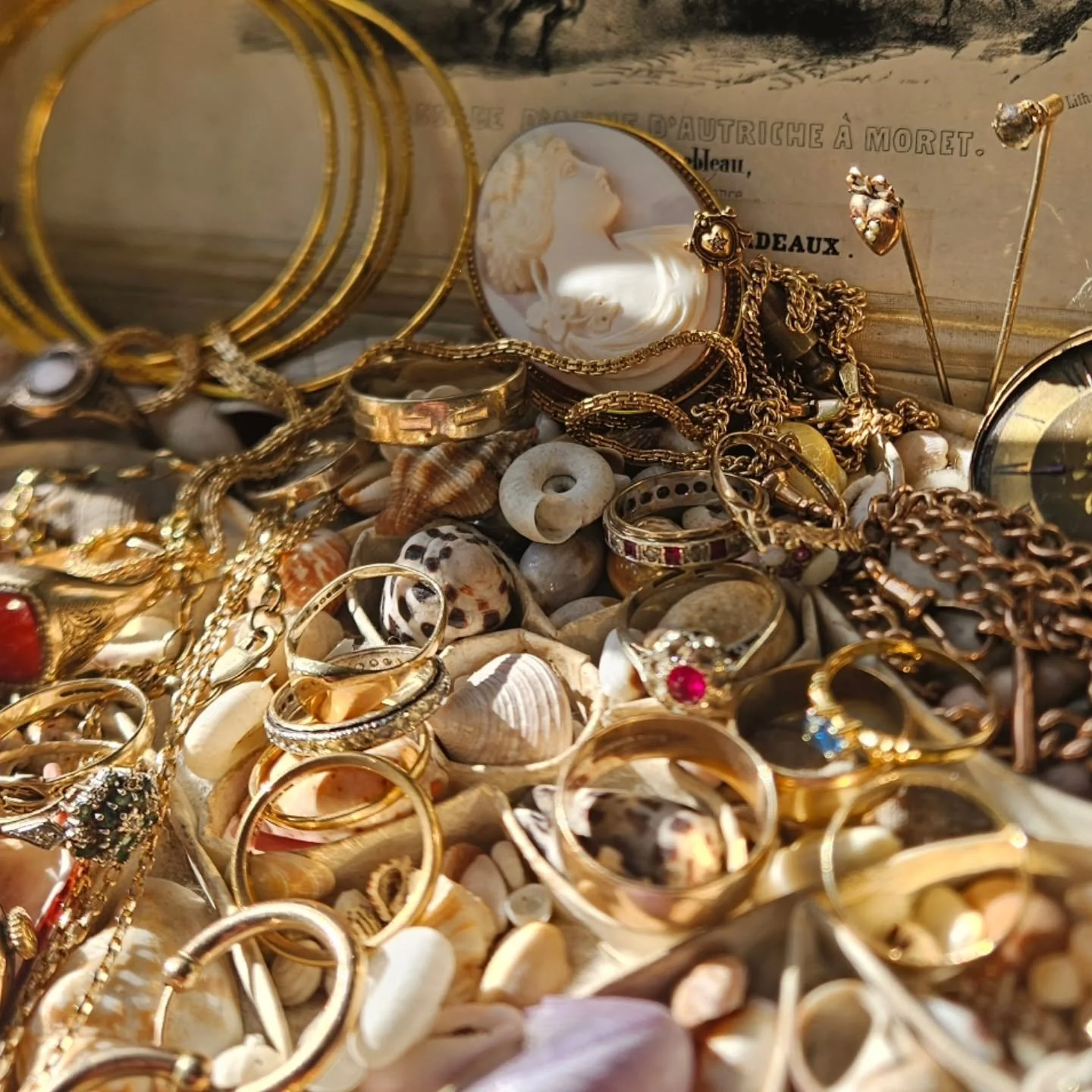 A CLOSE UP ON THE WEEK....

Some beautiful pieces we've purchased this week, most of which had been tucked away in drawers for years!

One lady plans to use the proceeds to have a bespoke piece of jewellery made that she can then pass down through he