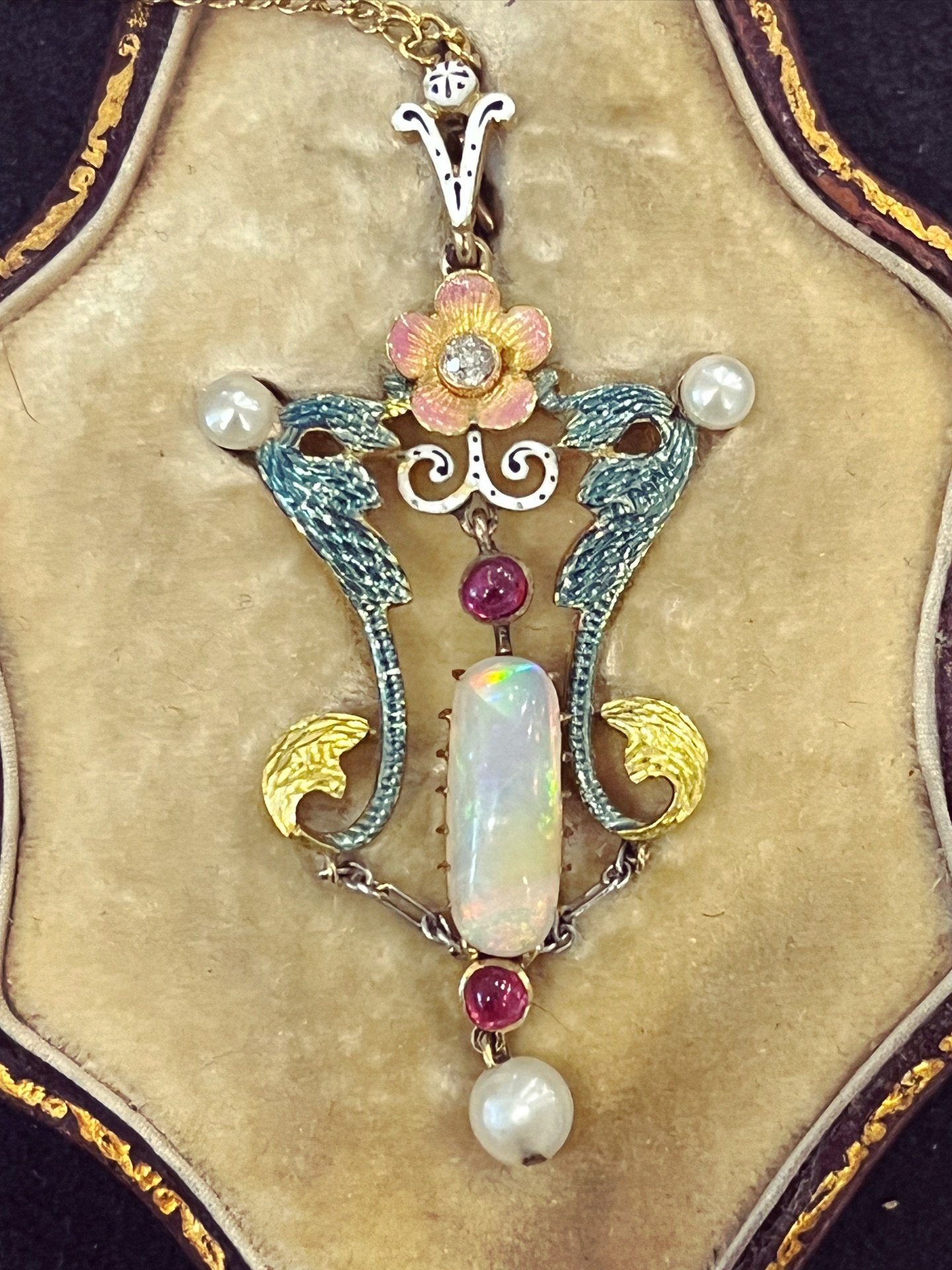 One of our top picks from last week is this superb Art Nouveau pendant 

Made from gold and set with opal, diamond, rubies and pearls, alongside the prettiest enamel it has all the qualities a period piece should! 

#jewellery #gold #artnouveau #isab