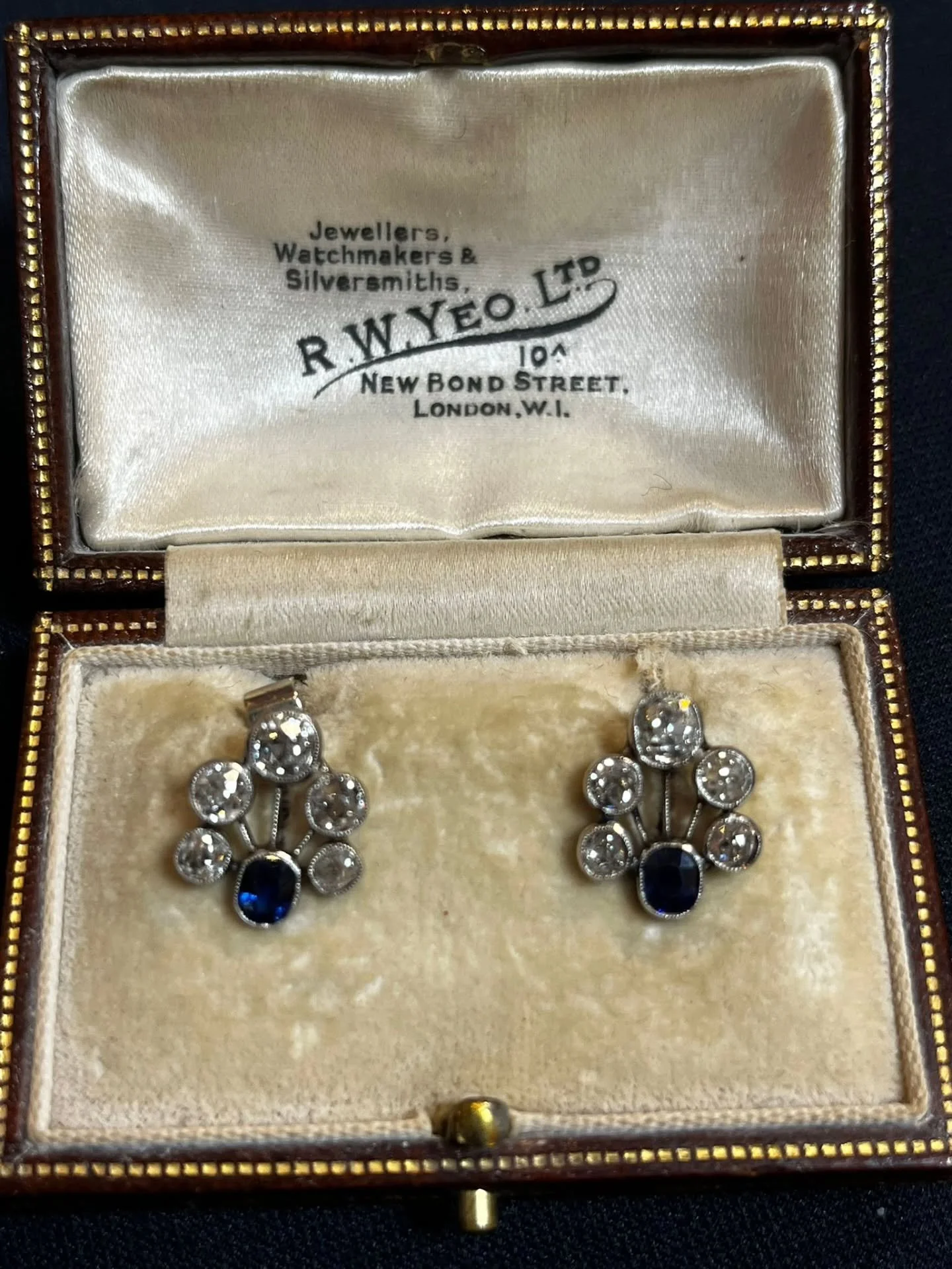 A wonderful day at @chorleys cataloguing jewellery for their upcoming sale and meeting lots of lovely clients at the jewellery valuation morning. 

Love our monthly visits here!

So busy that these were the only photos we took! 

.
.
.
.
.
.
#jewelle