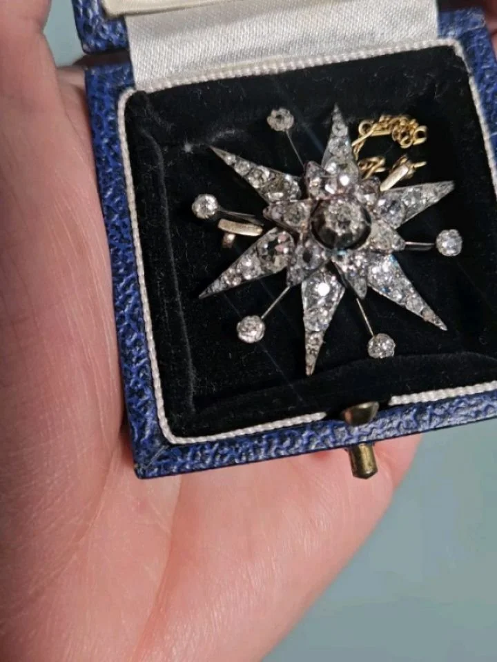 Beautiful!! Which piece would you choose??

.
.
.
.
#isabelmurtough #antiquejewellery #diamonds #sapphires #jewellery