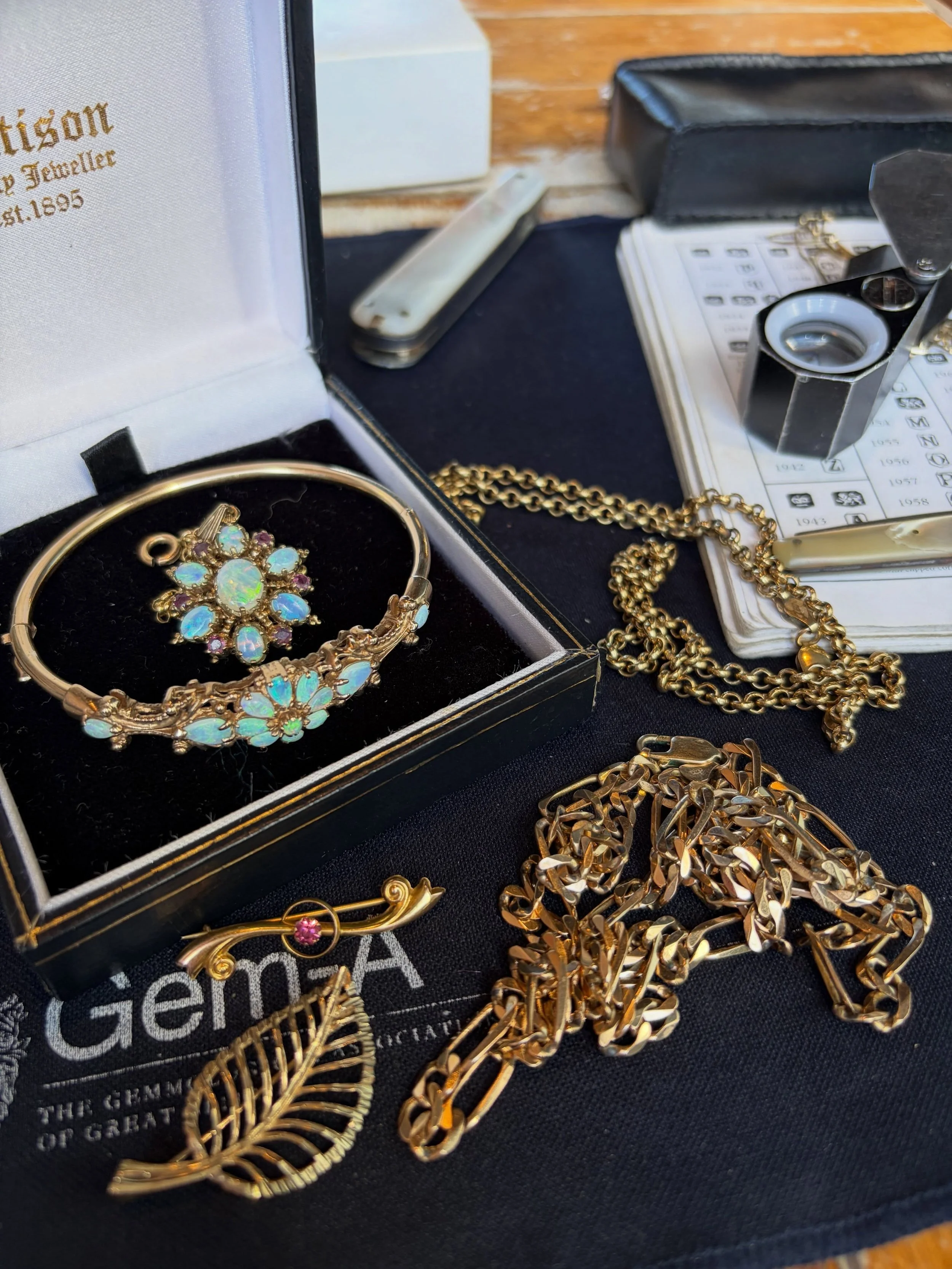 Ending another month of fantastic valuation mornings at @the_bookcafe Belper! It&rsquo;s been lovely to see so many old and new clients, we look forward to seeing what May brings! 

#jewellery #antiques #gold #isabelmurtough #derbyshire