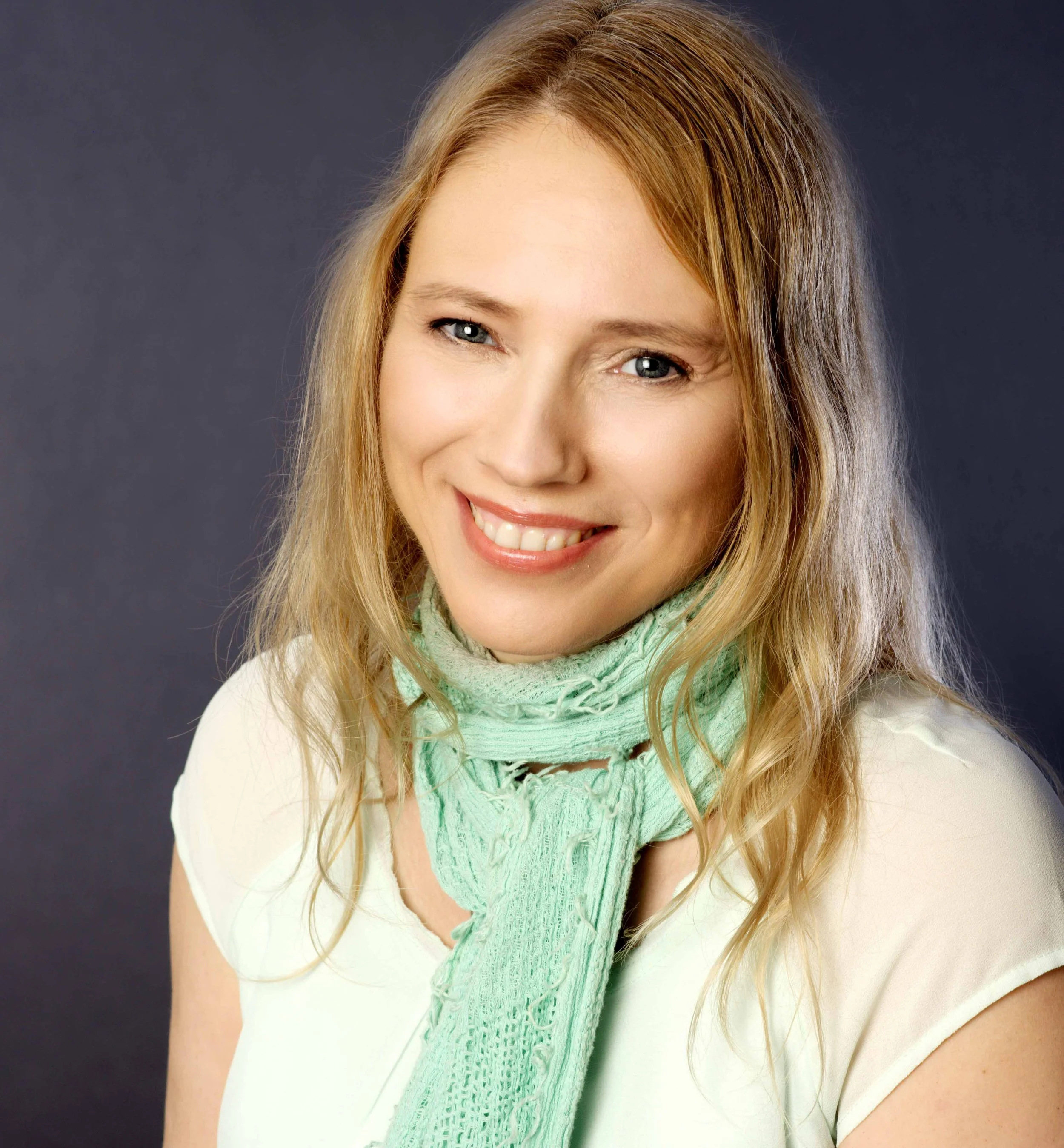 Foto eine Frau die in die Kamera lächelt