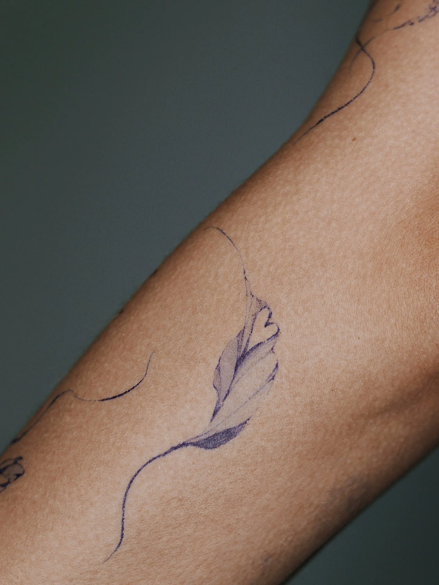 Stencil Liebe. 

#stencil#tattooartist#tattooartist#hamburg#singleneedle#floraltattoo#delicatetatoo#fineline#smalltattoo#tattooswithlove#tattooswithintention#hamburgfineline