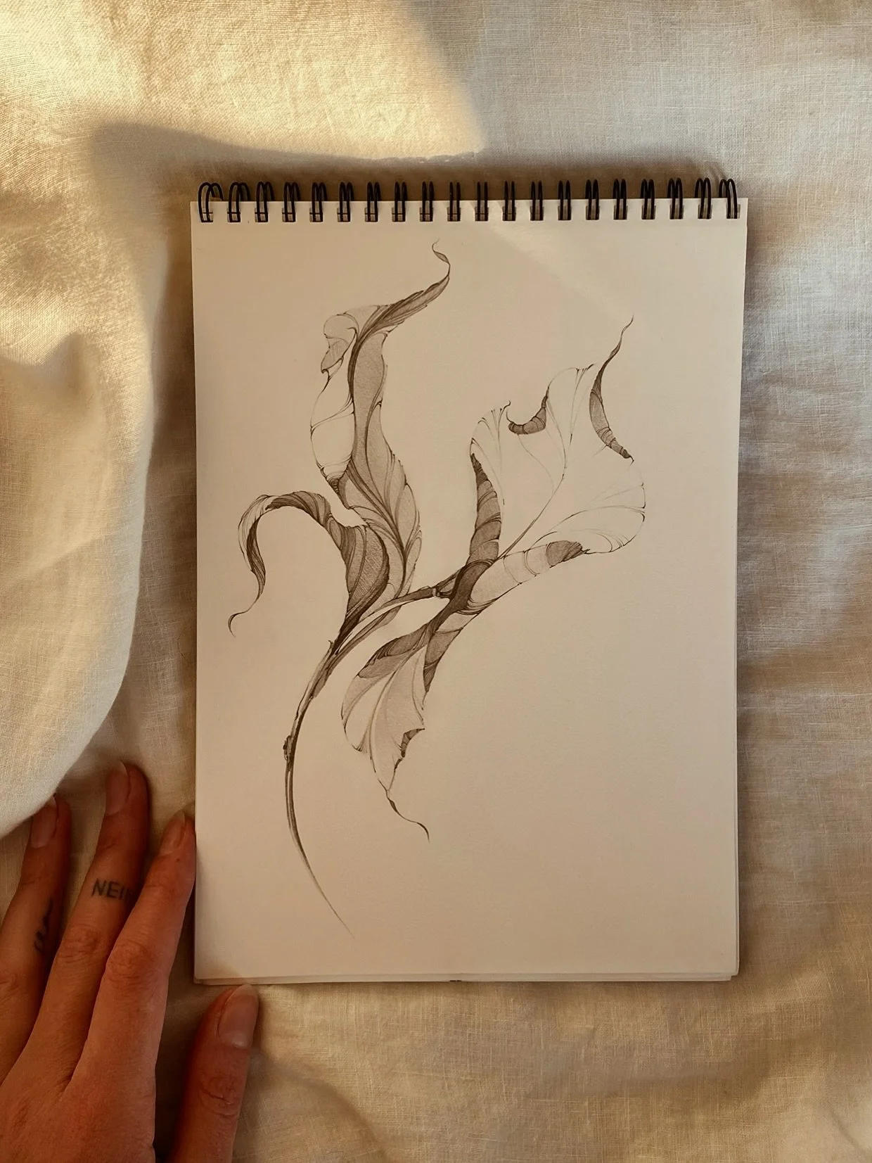 Golden hour moment 
for this beautiful flowy leaf creation ✨

#goldenhour#floraletattooart#tattooswithlove#freehanddesign#singleneedle