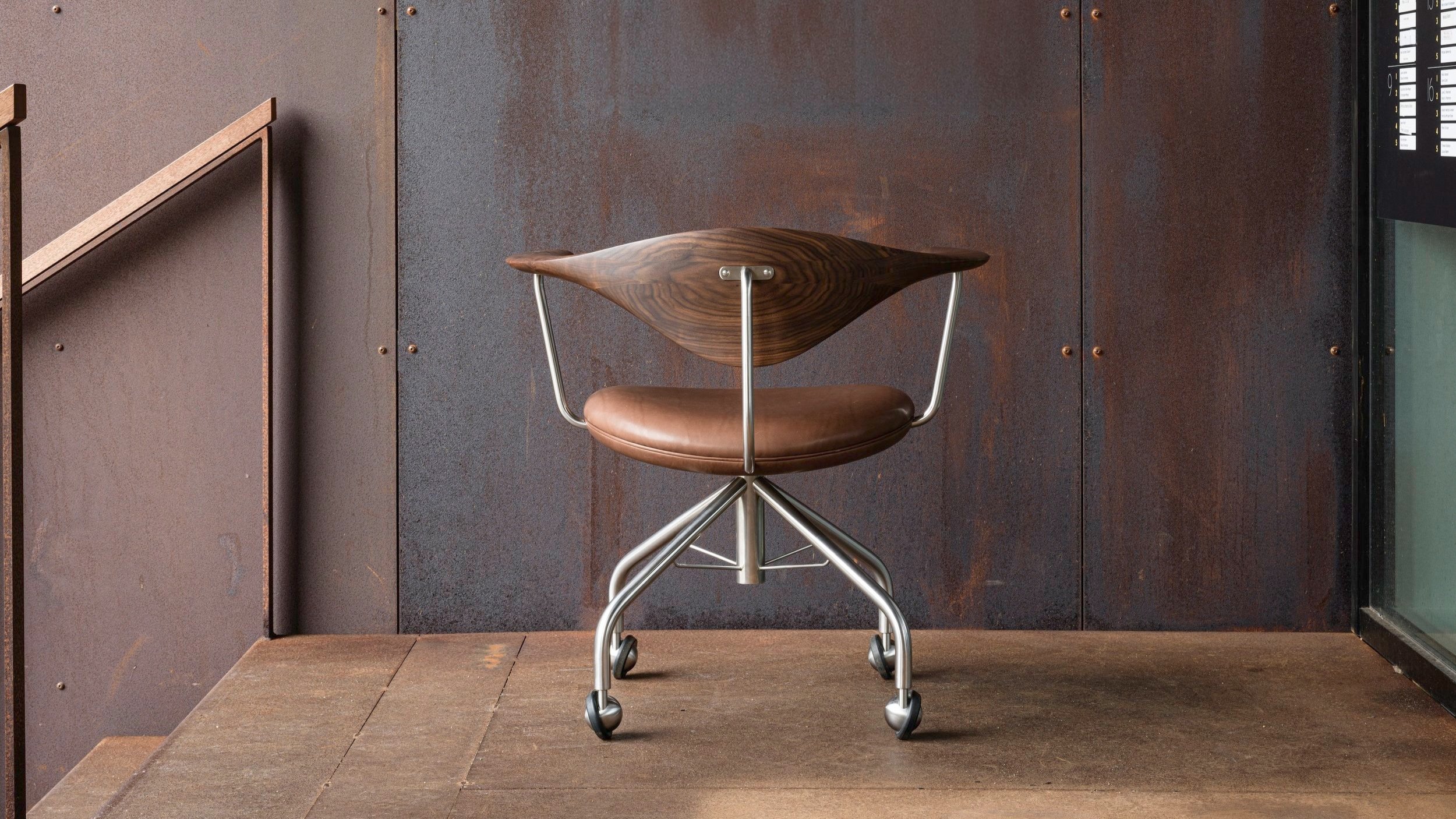 pp502_2024_carlsberg_byen_lifestyle_swivel_chair_clr_arr-2.jpg