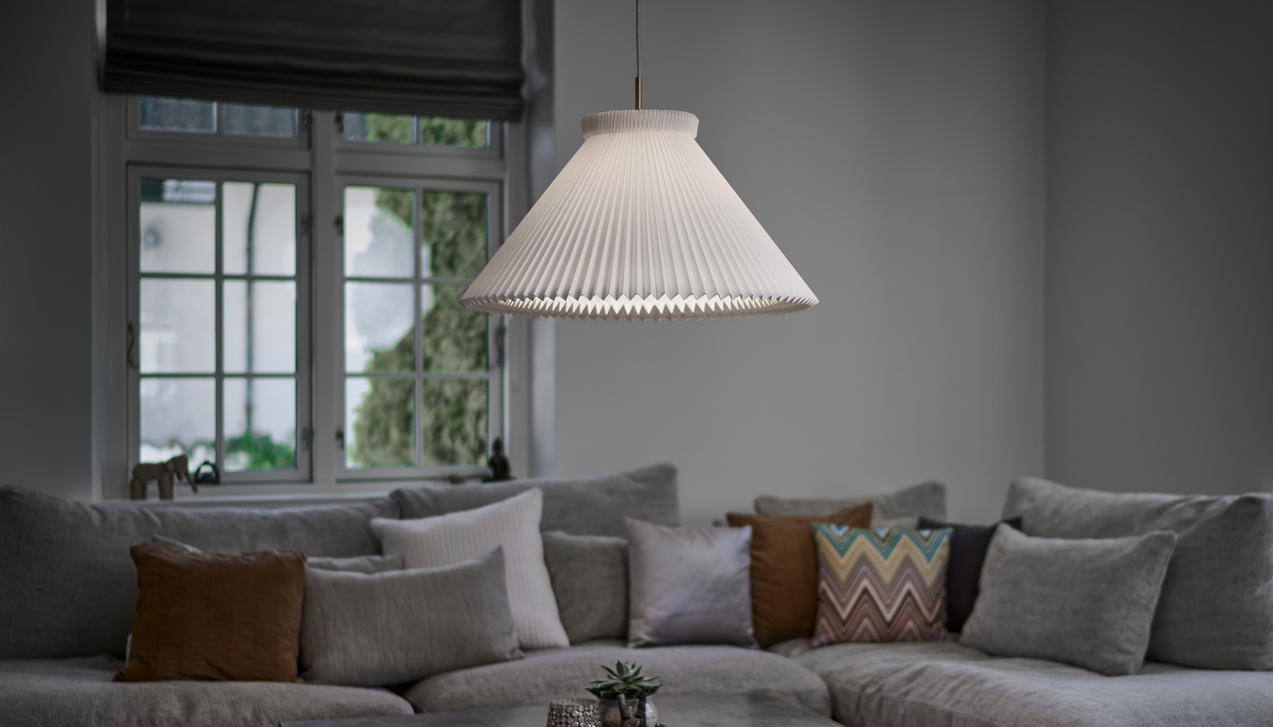 LeKlint1_Mega_pendant_brass_hang-up_lifestyle3.png