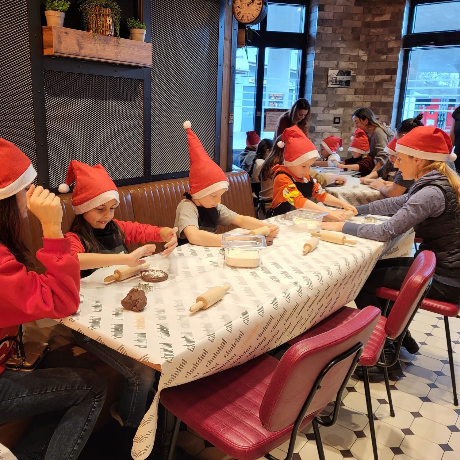 🎅 R&uuml;ckblick auf den Guezli-Nachmittag im Cholehof 🍪✨

Am Samichlaus-Tag wurde im Cholehof fleissig gebacken, gelacht und genascht!
Unter der professionellen Anleitung unseres K&uuml;chenteams und mit Hilfe der Eltern haben die Kinder Teig ausg