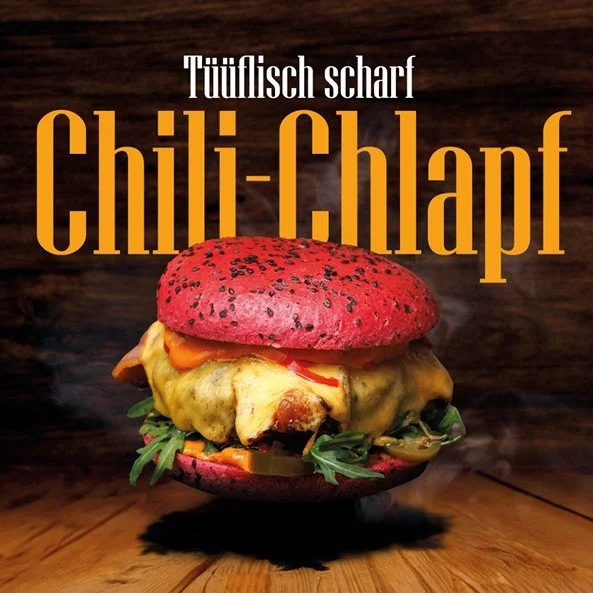 🌶️🔥 Neu im Cholehof: Der &bdquo;Chili-Chlapf&ldquo;! 🔥🌶️

Ab Samstag, 7. M&auml;rz 2026 wird&rsquo;s im Cholehof richtig feurig.
Getraust du dich? 😈

Im roten Brioche-Bun wartet ein scharf angebratenes Rindspatty, dazu knuspriger Speck, geschmol
