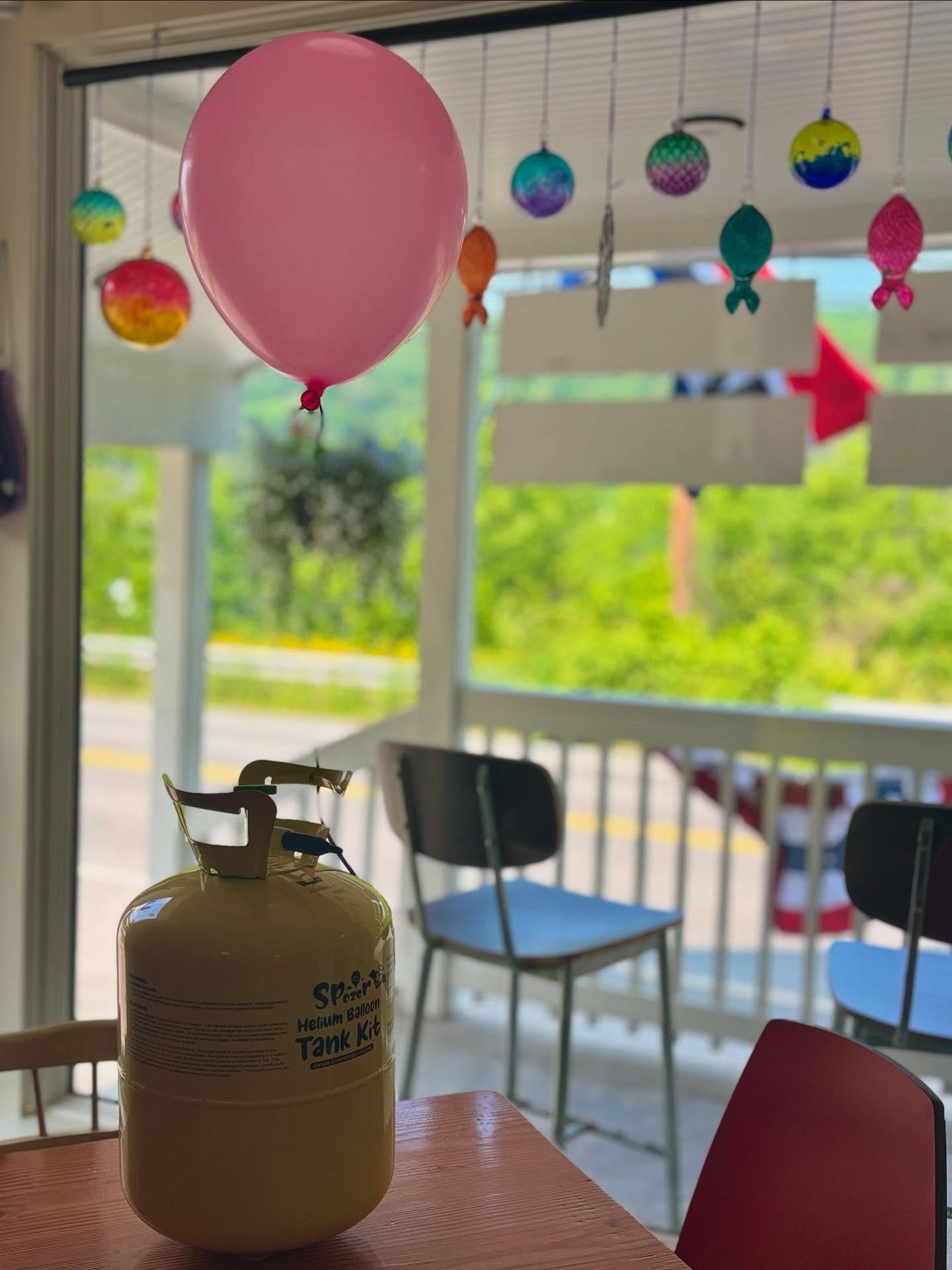 We&rsquo;ve got balloons just in time for summer!!!
#tunbridge #tunbridgegeneralstore #balloons