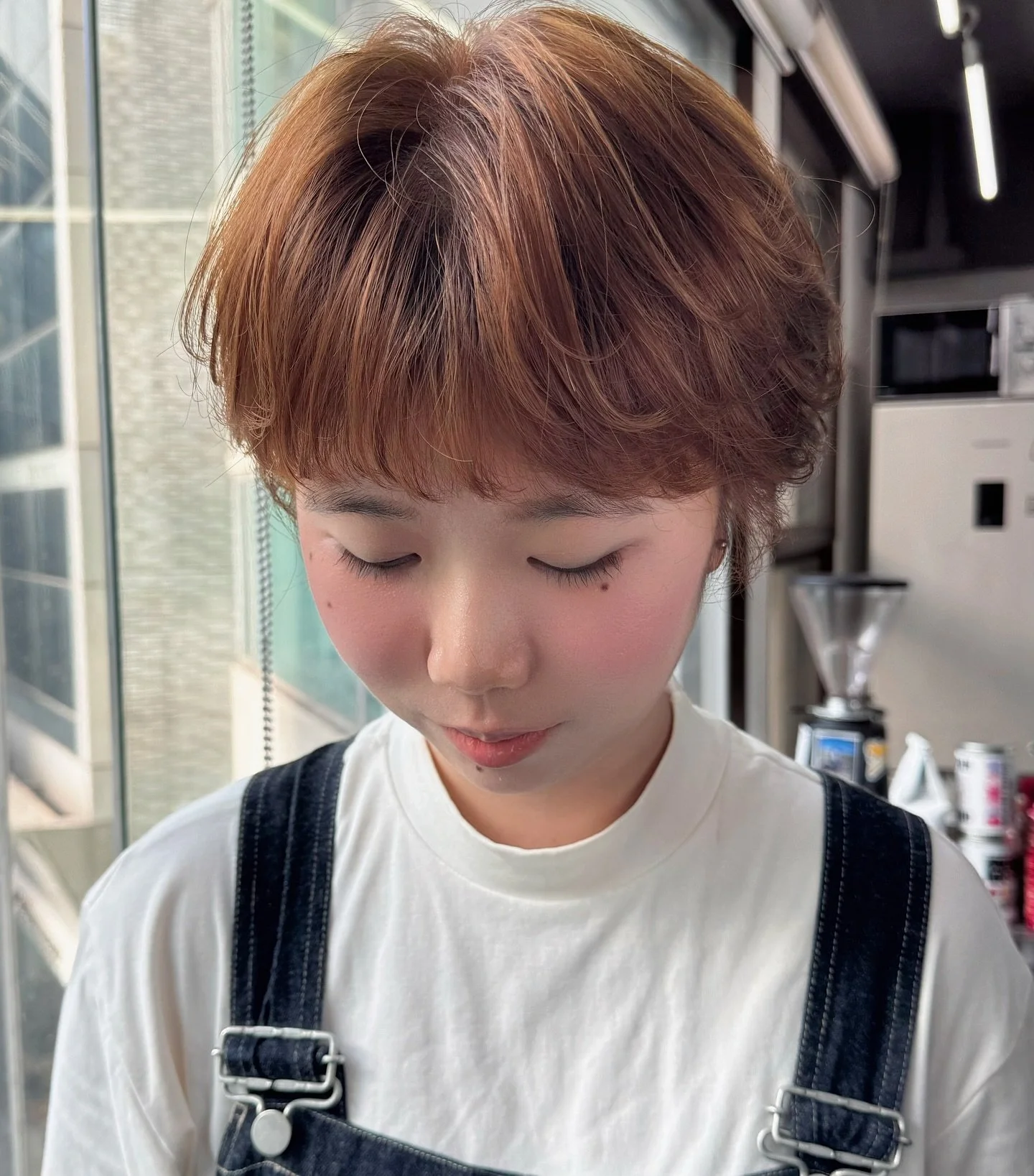 秋冬短髮比起夏天清爽style會有啲唔同
衫嘅重量多嘅時候髮型重量感都要跟住調整
秋冬嘅短髮最大特點係
留有重量嘅短髮同時電返唔影響大概輪廓嘅孤度
減少由剪完到生長嘅累贅感

#日系 #日系髮型 #短髮 #剪髮 #染髮