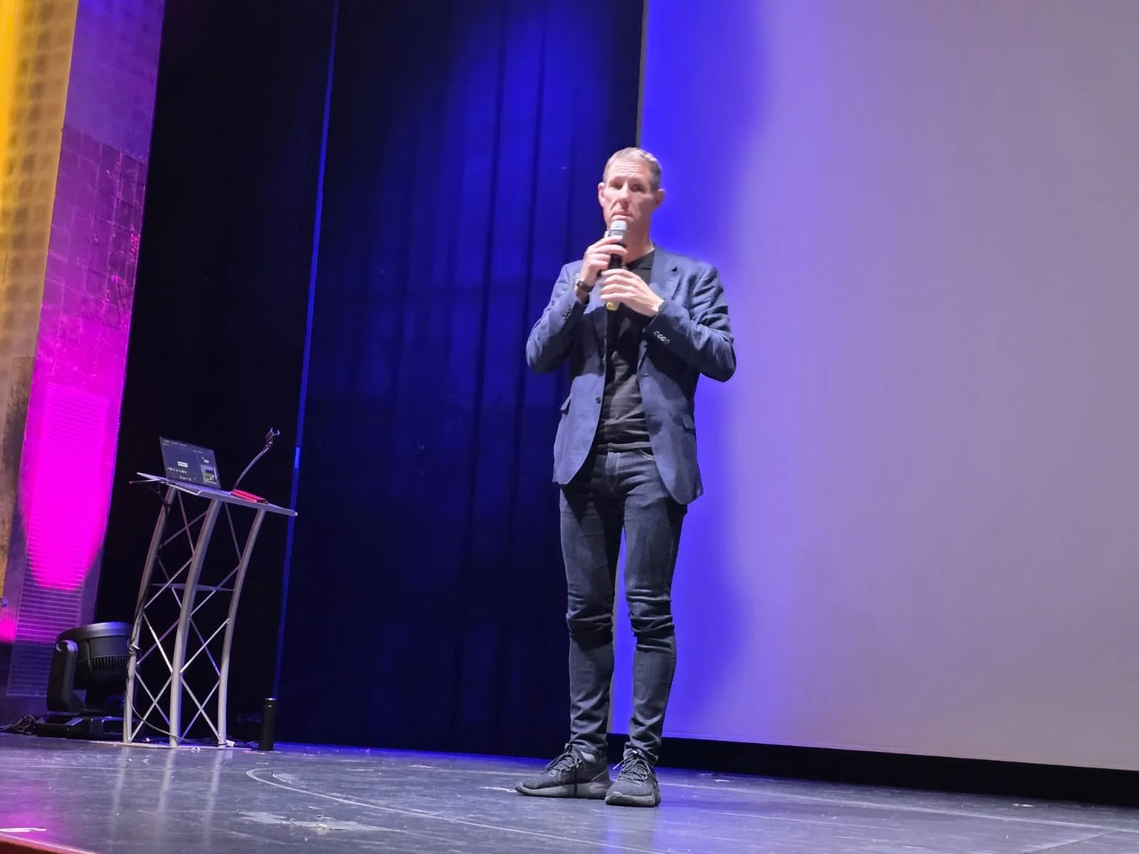 Nick Jonsson speaking on connection, purpose and gratitude at a corporate event