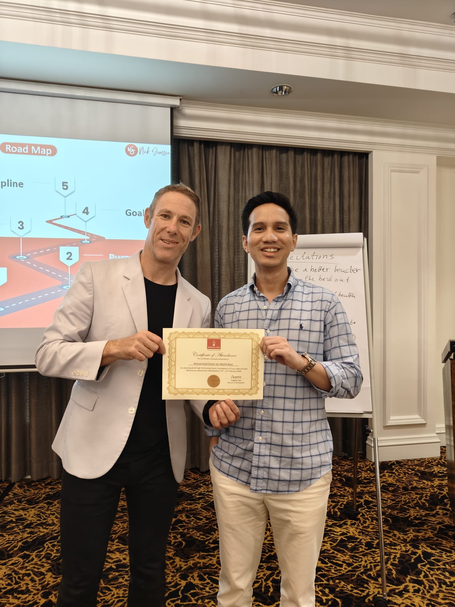 Nick Jonsson presenting certificate to workshop participant.