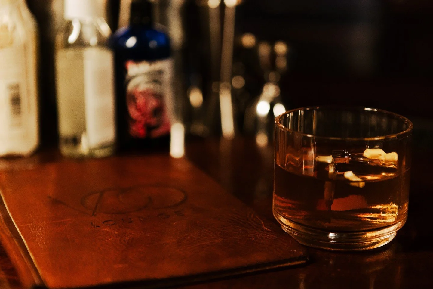 Some things are worth waiting for, like banana bread at work. ππ₯
πΈ: Banana Bread at Work
Brown butter washed spiced rum, local rye whiskey, banana liqueur, xocolatl mole bitters
Come see us this weekend!
πΈ FRI 10/24 – @drewsix | 8-11:30