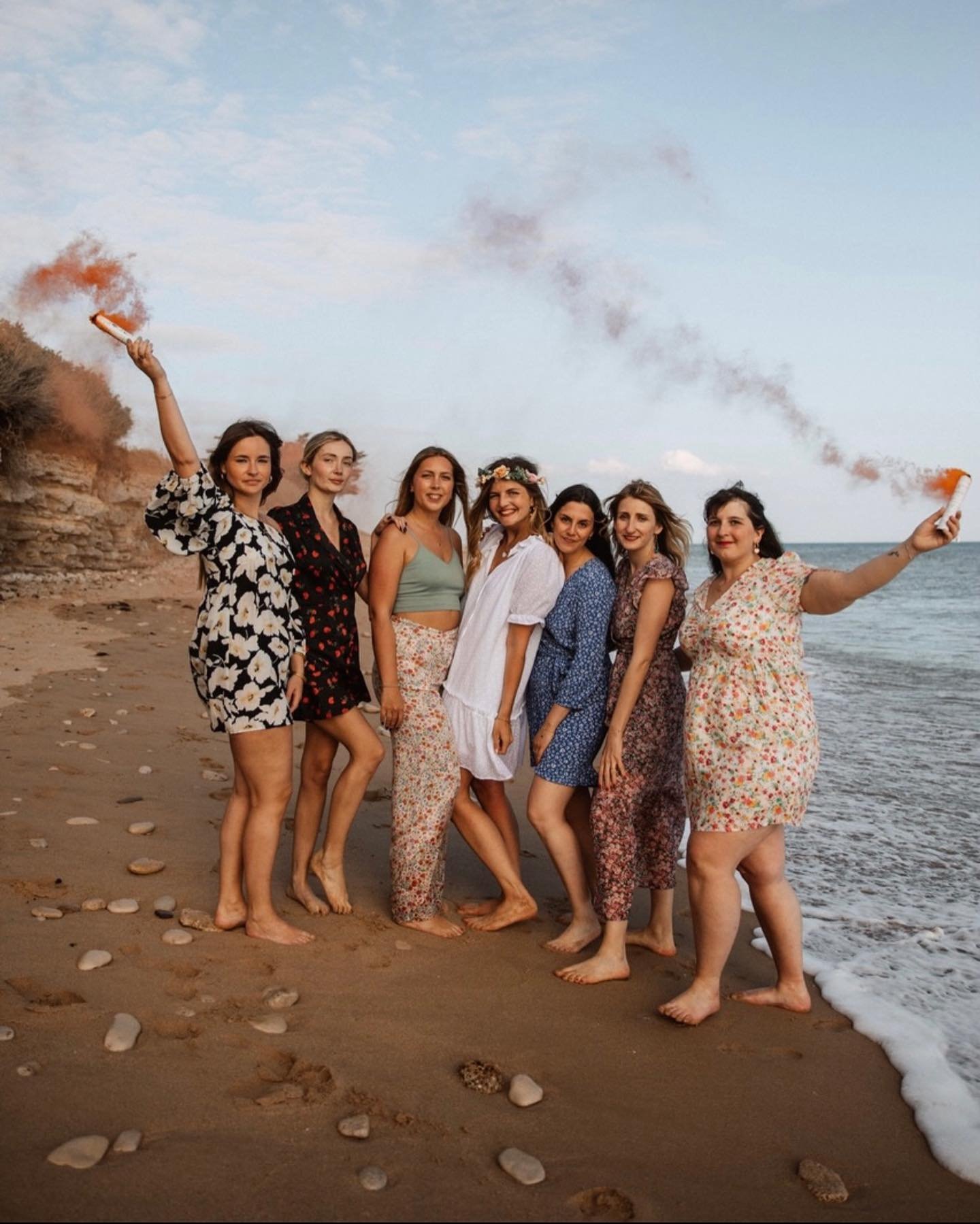 Balade &agrave; travers les vignes et la c&ocirc;te sauvage du sud de l&rsquo;ile de R&eacute; 🏝️

Entre sable fin et falaise rocailleuse 🌊 Un&nbsp;EVJF&nbsp;magnifique avec une unit&eacute; dans les tenues et un accessoire&nbsp;&agrave; tenir&nbsp