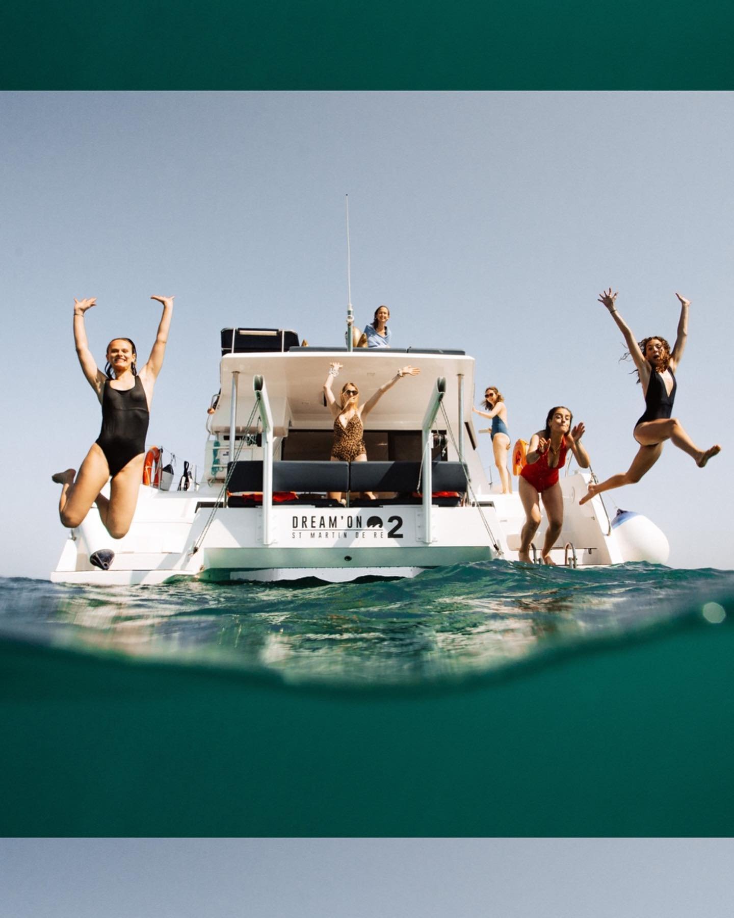 [Un EVJF de folie en mer &ccedil;a vous tente ?] 🌊
.
Laissez-vous porter par les vagues &agrave; bord d&rsquo;un magnifique catamaran et profitez d'un moment unique entre amies sur l&rsquo;&icirc;le de R&eacute;, pour c&eacute;l&eacute;brer cet EVJF