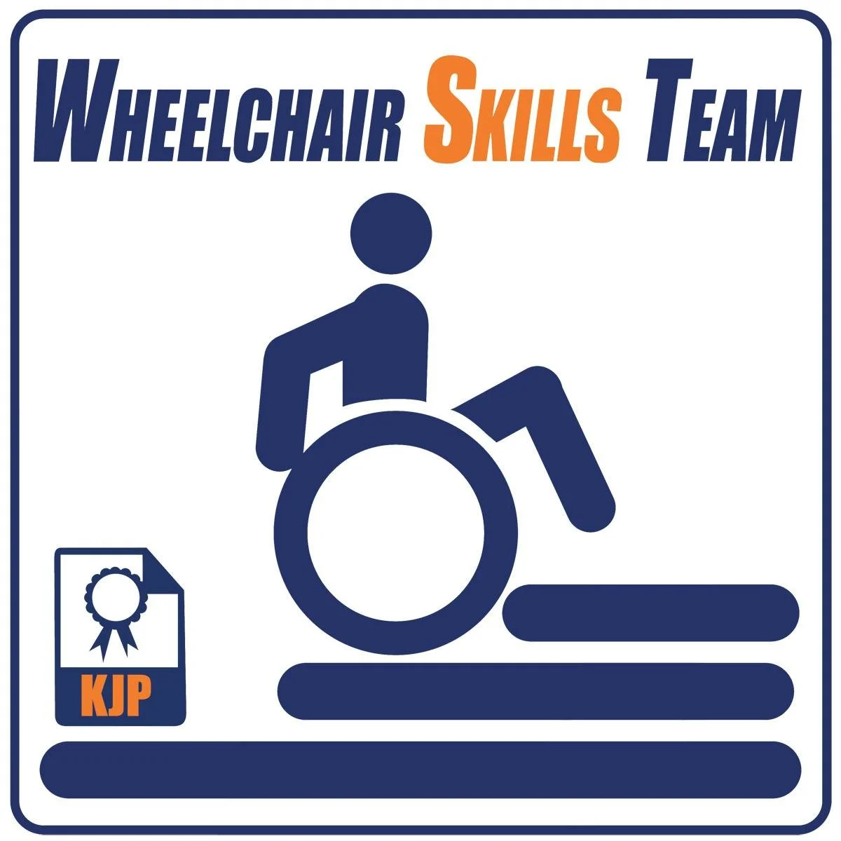 Logo van een rolstoelgebruiker die een trap afgaat met de tekst 'Wheelchair Skills Team' en een medaille met 'KJP' onderaan links.