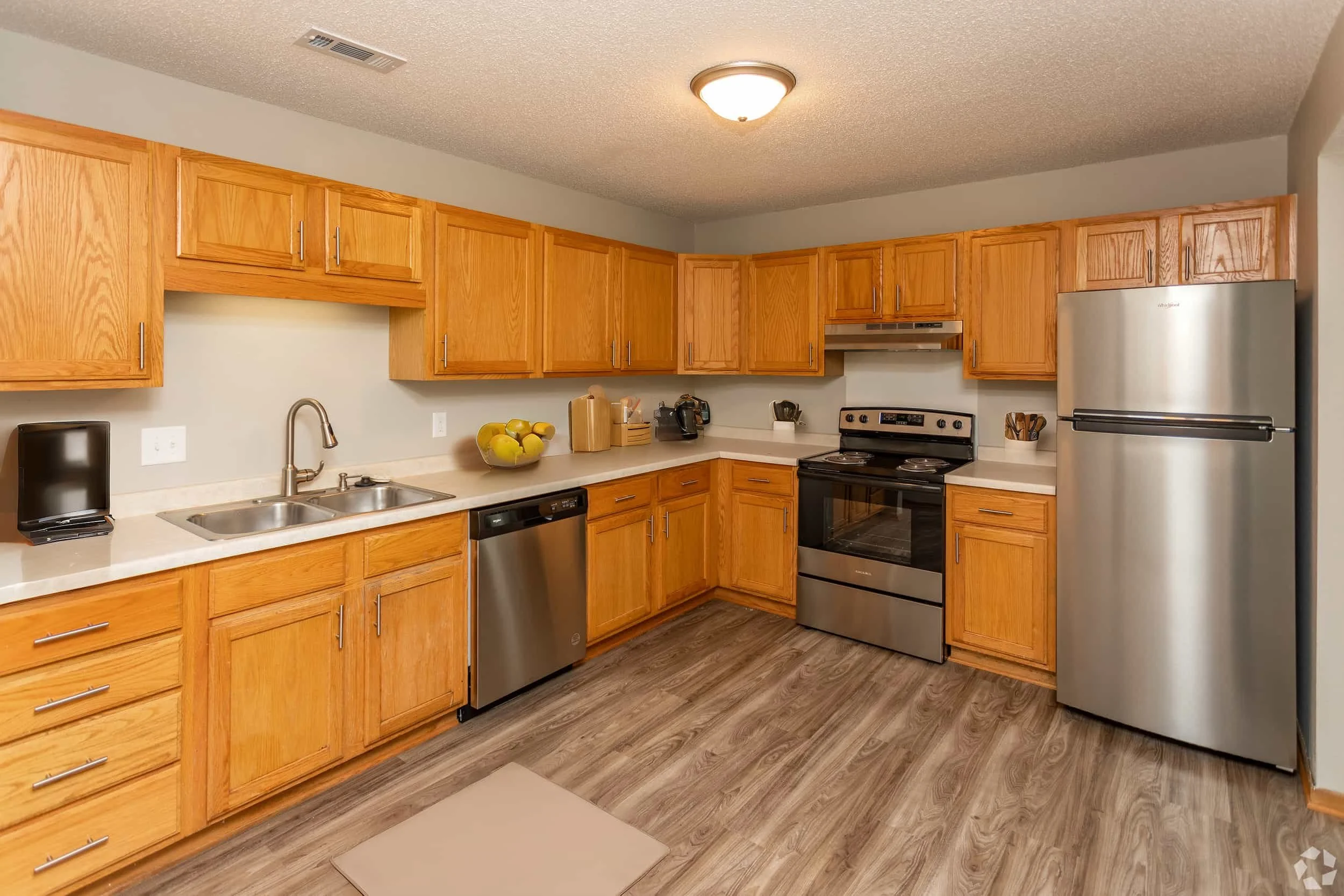 Dakota-Townhomes_008+-+Kitchen+-+Standard+-+0_compressed.jpg