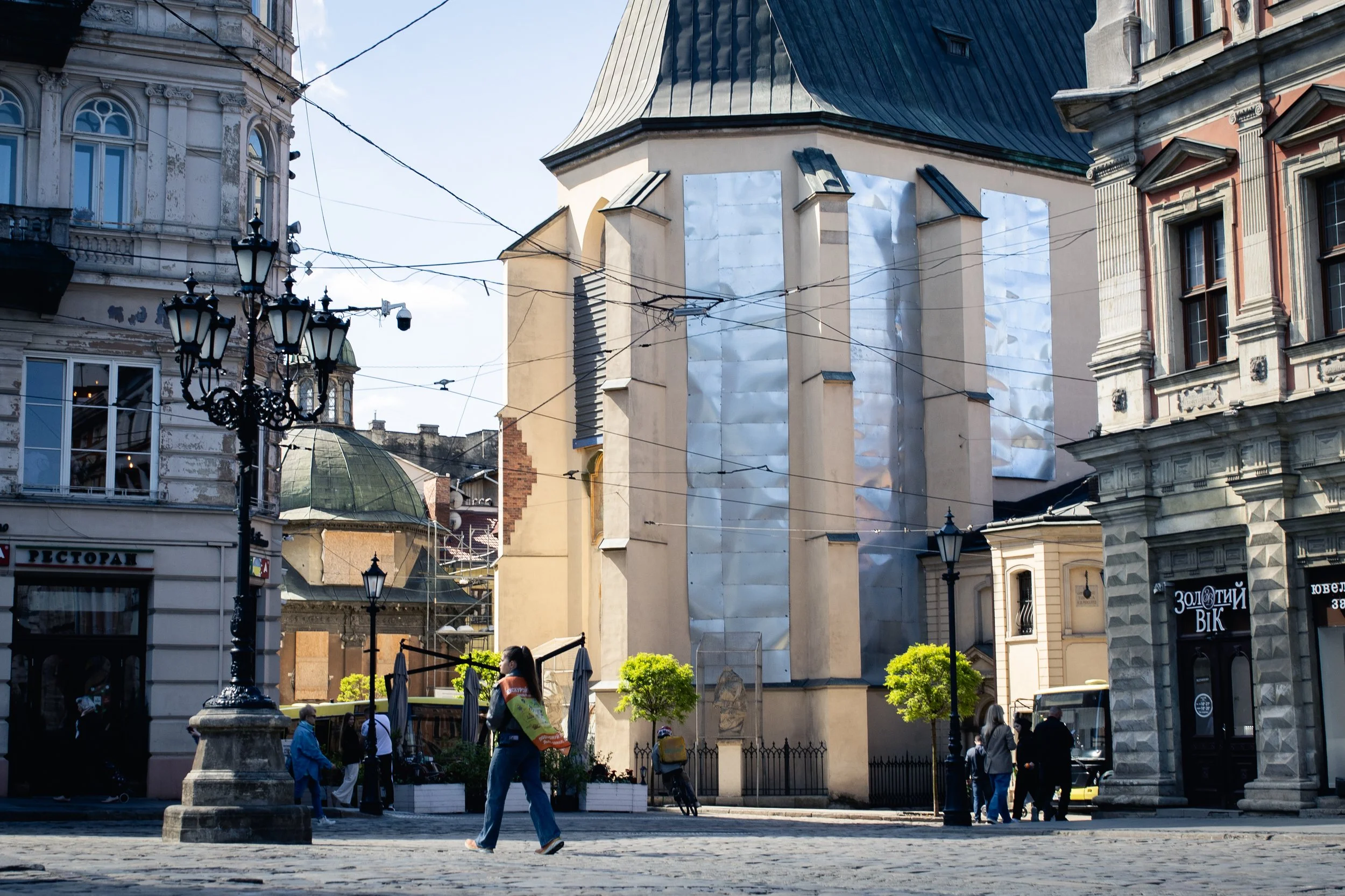  Kirke i Lviv. Vinduene er beskyttet i tilfelle det skal skje angrep. 
