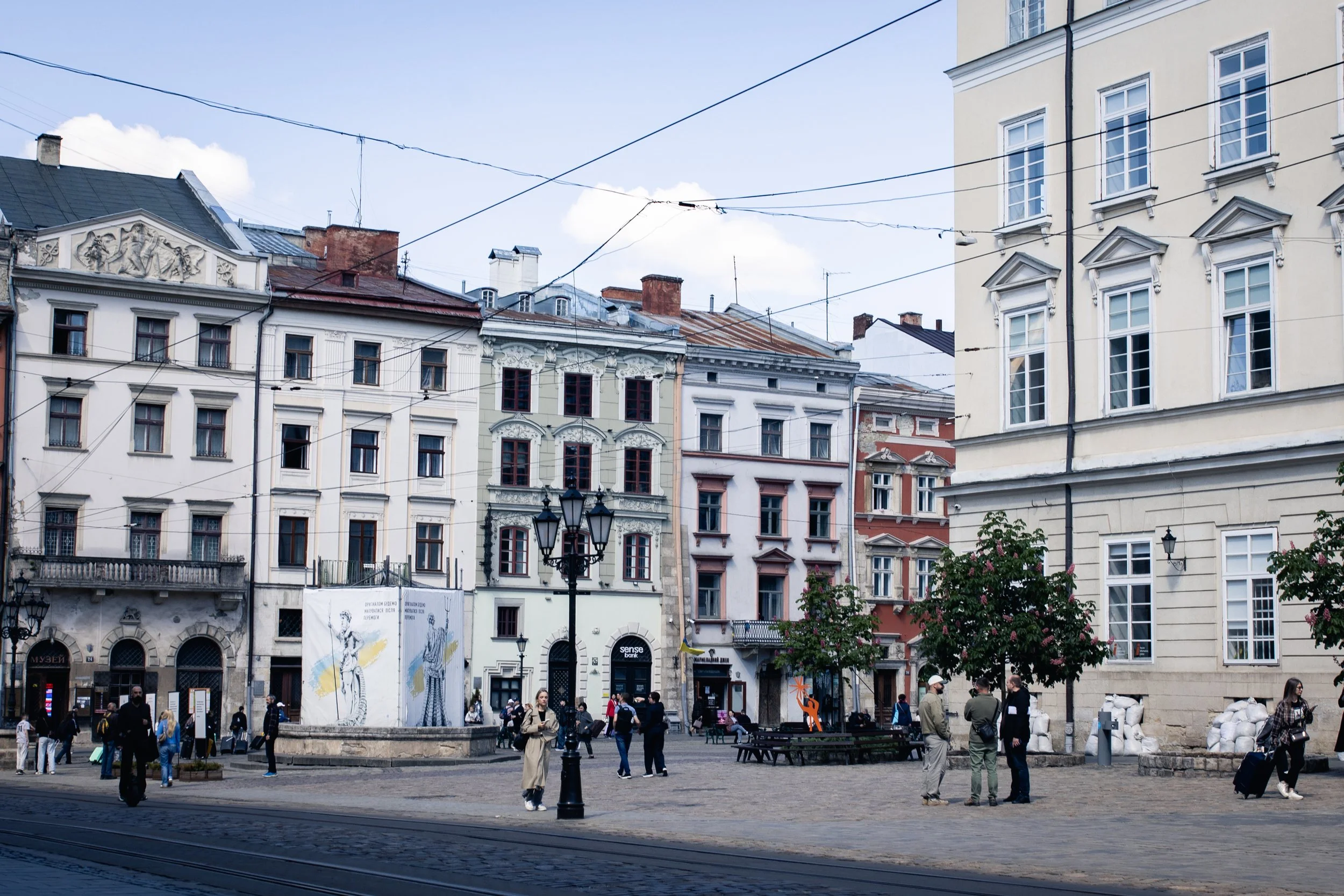  Men på mange måter kan hverdagslivet i Lviv fremstå nesten normalt. 