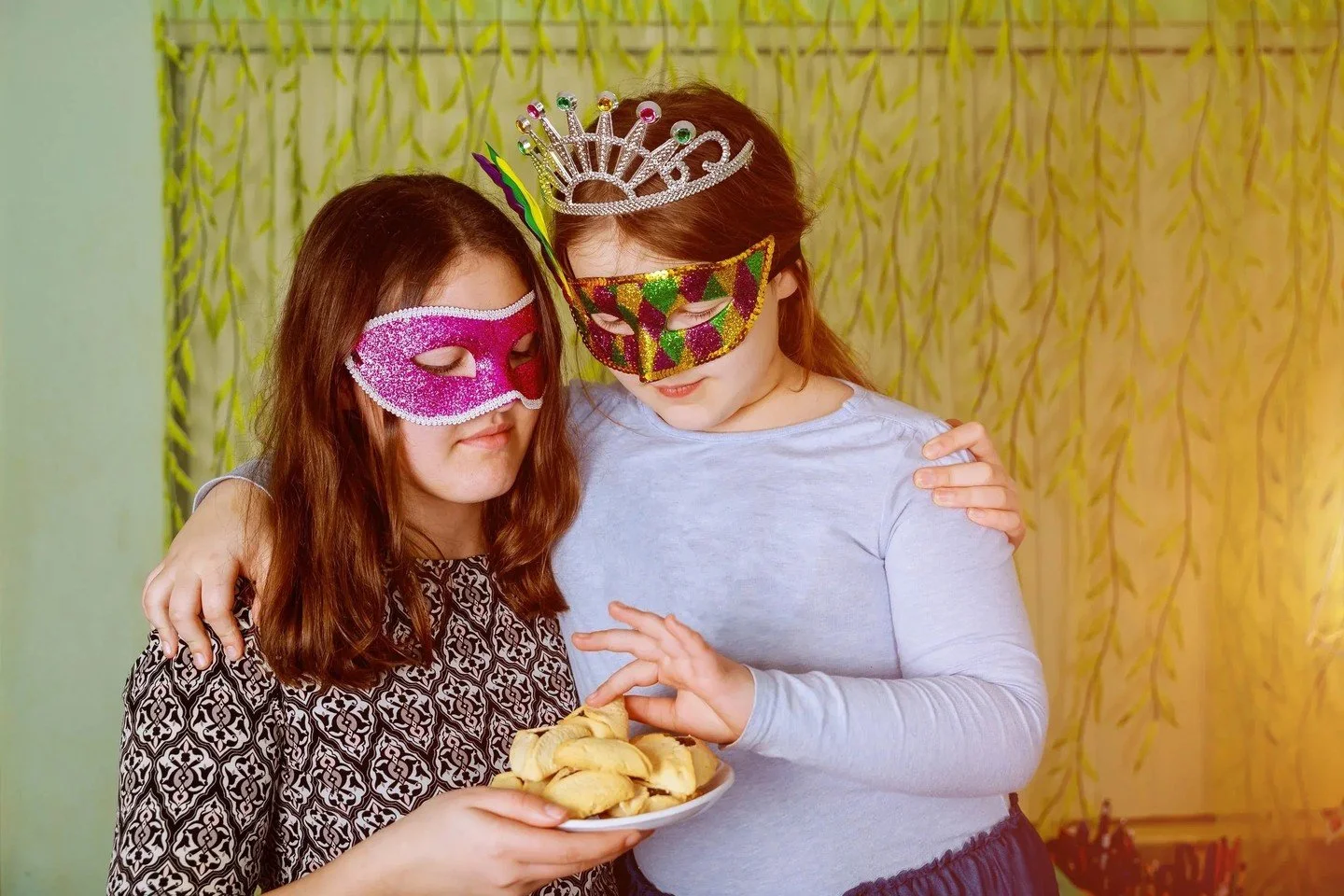 Purim can be an amazing time to remind your children that their Jewish identity means something special. And we have some fresh inspo for you if you need it! Check out the article linked in our bio for activities, stories, and a tried-and-true hamant