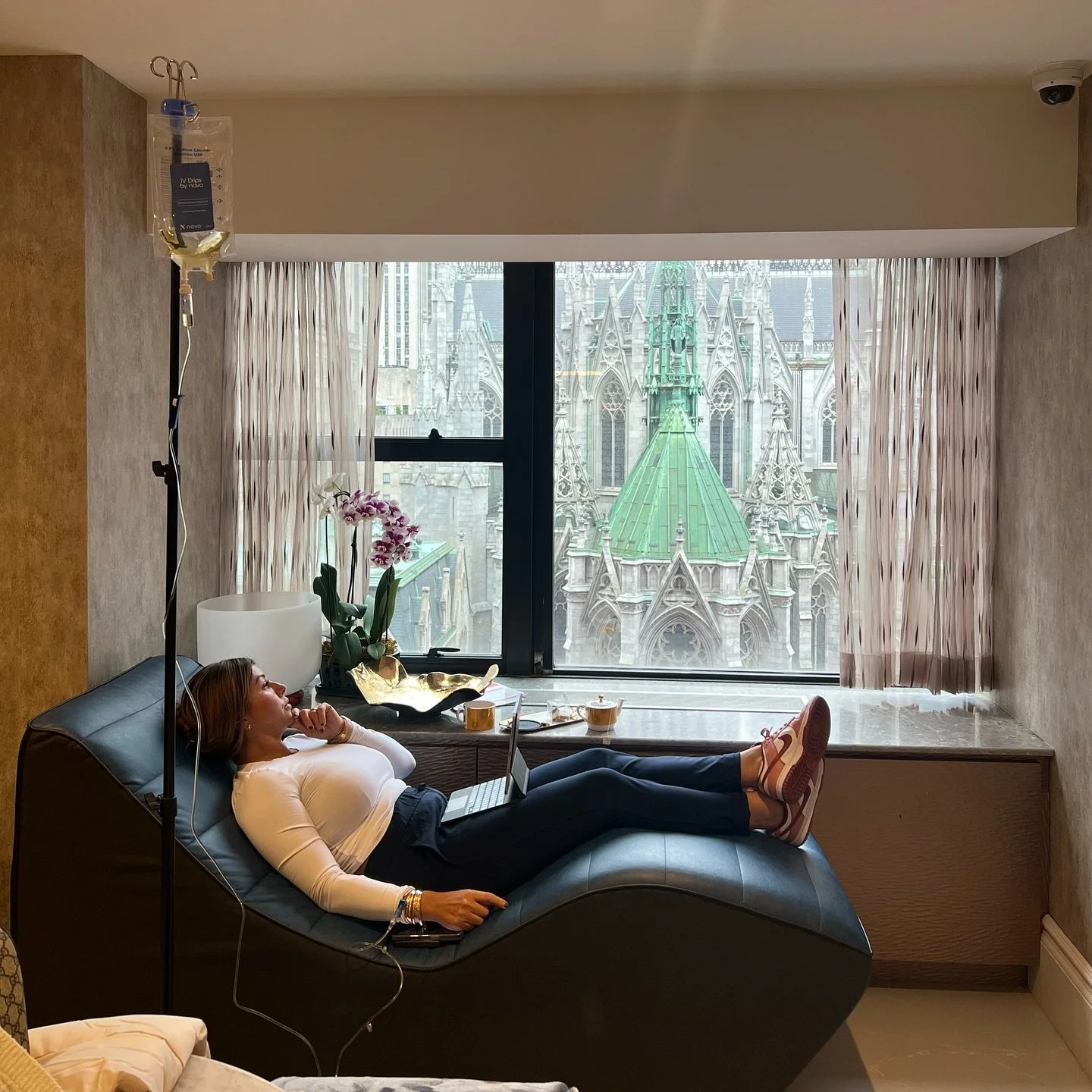 Feel better in 45.
Luxury IV drips while you call, work, or chill.
No stress&mdash;just wellness, redefined.
Book your drip with @navonyc 

#IVTherapy #LuxuryWellness #HydrationTherapy #QuickRecovery #DripTherapy #SelfCareRoutine #WellnessDrip #IVLif
