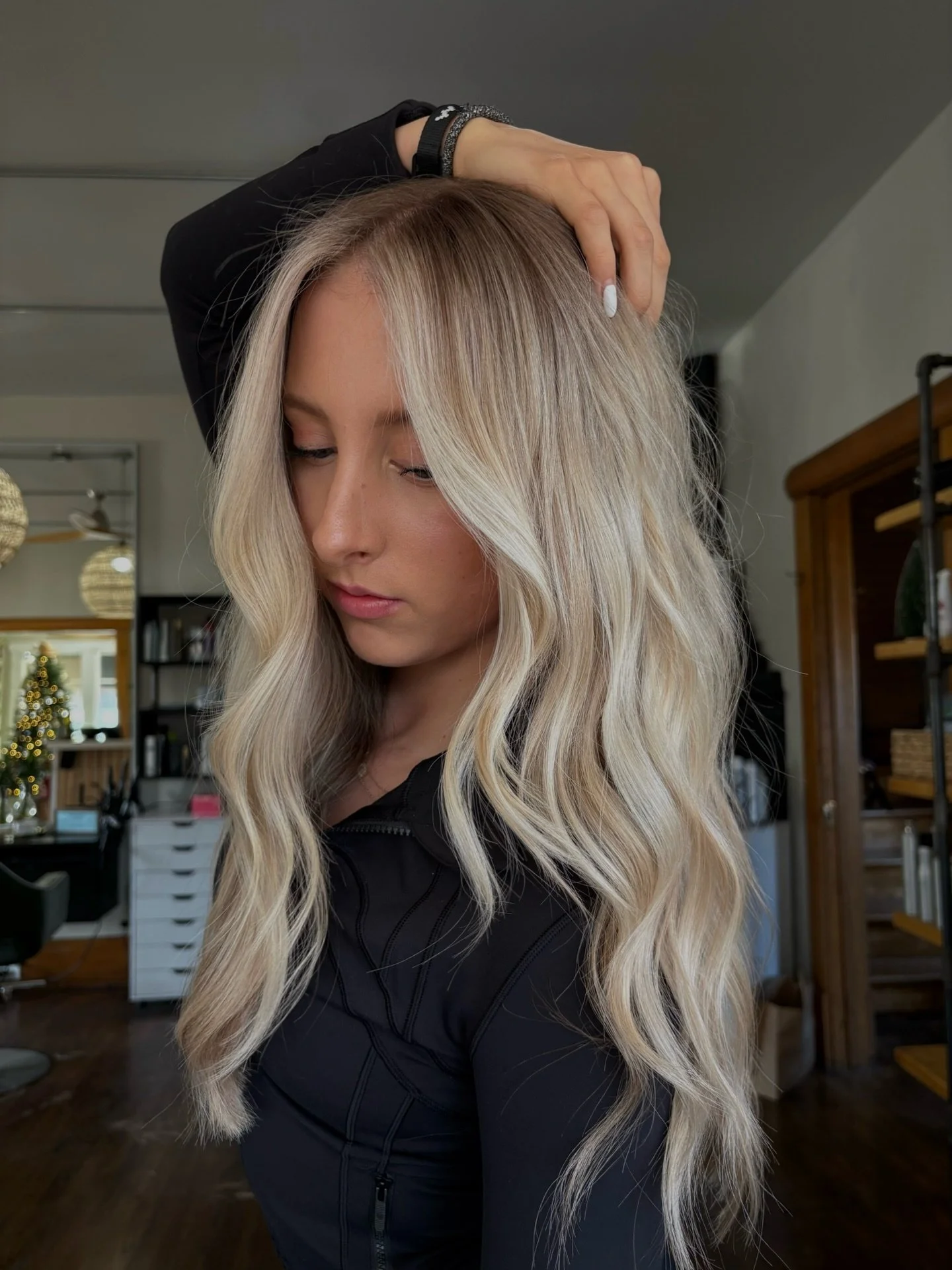 Luxury blonde 

Stylist : @esserhairedit