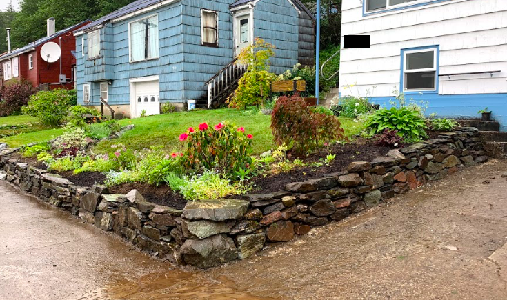 Rock retaining wall