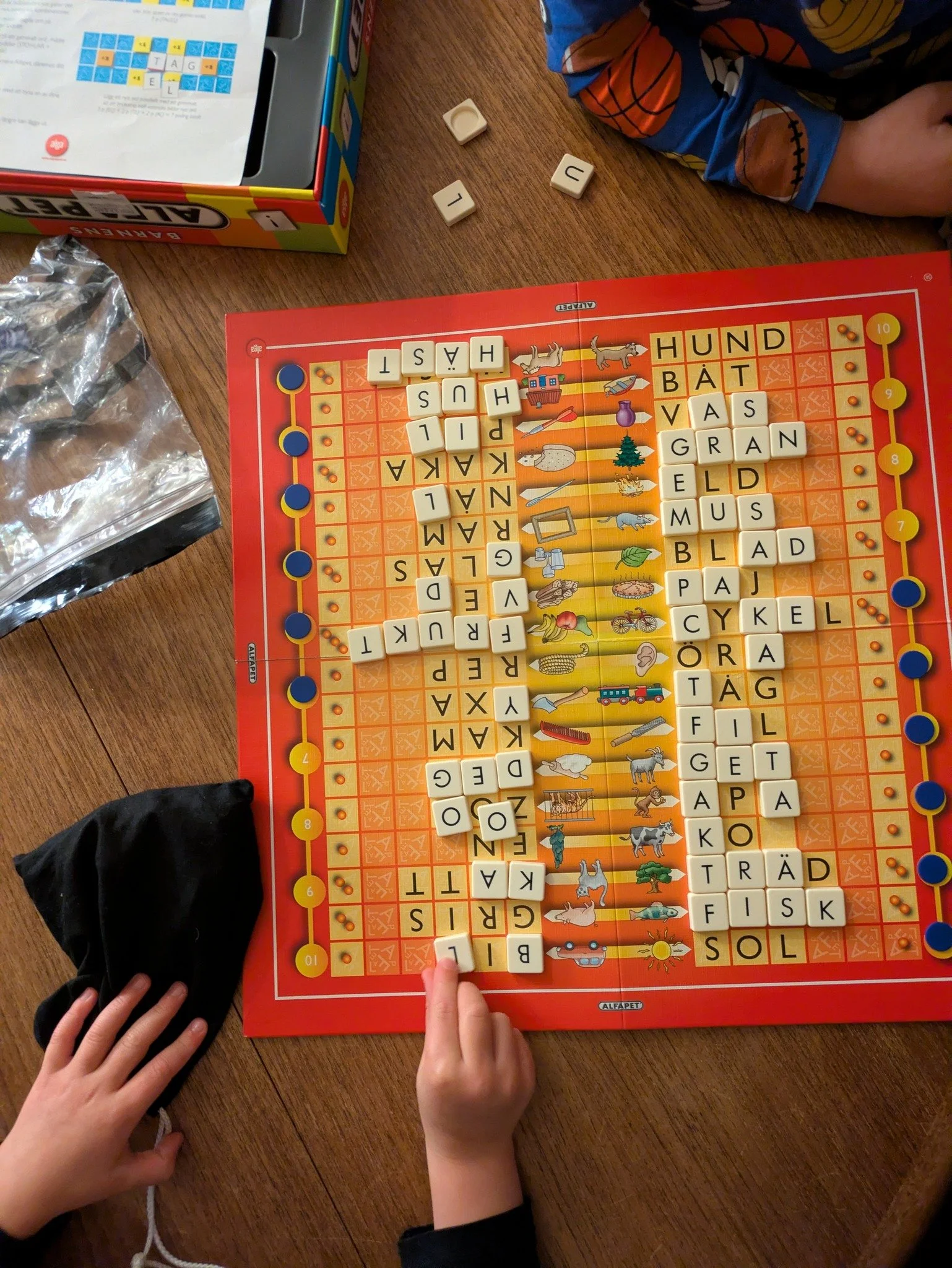 Barnens Alfapet innehåller två spännande spelvarianter. Ett roligt bokstavsspel och ett lite mer utmanande korsordsspel – på varsin sida av den dubbelsidiga spelplanen. Två busiga och lärande spel att växa