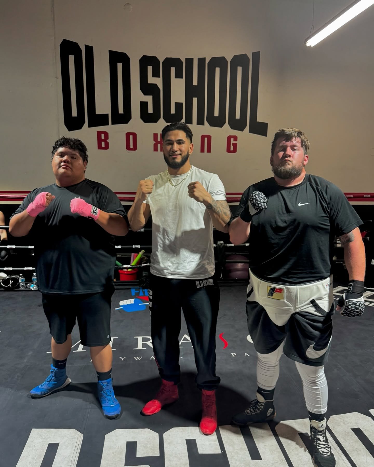 Had a great time tonight taking @chuck_mayberry9, @viramontes_isa, and @jj_luvsu2 out to @osboxingaz for some excellent sparring rounds before next week&rsquo;s scraps!! 

Thank you so much for opening the doors for us and giving up some great work/f