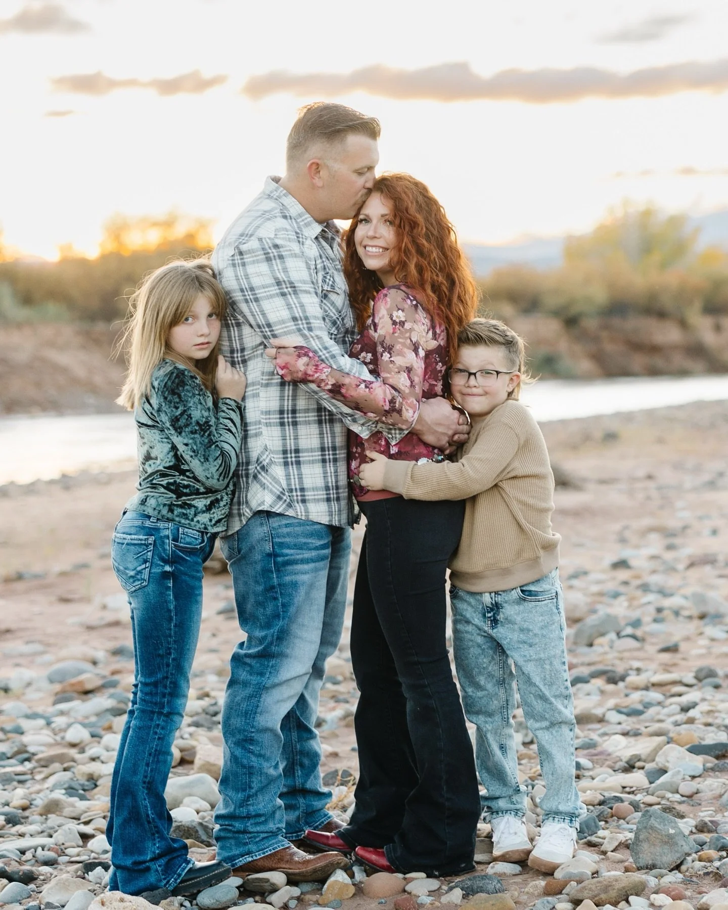 Consider this your friendly nudge: my family photo calendar is booking fast! Weekends are off-limits, so weekday magic is where it&rsquo;s at. ✨ Grab your spot before I have to tell you &lsquo;sorry, I&rsquo;m full&lsquo;. Can&rsquo;t wait to see my 