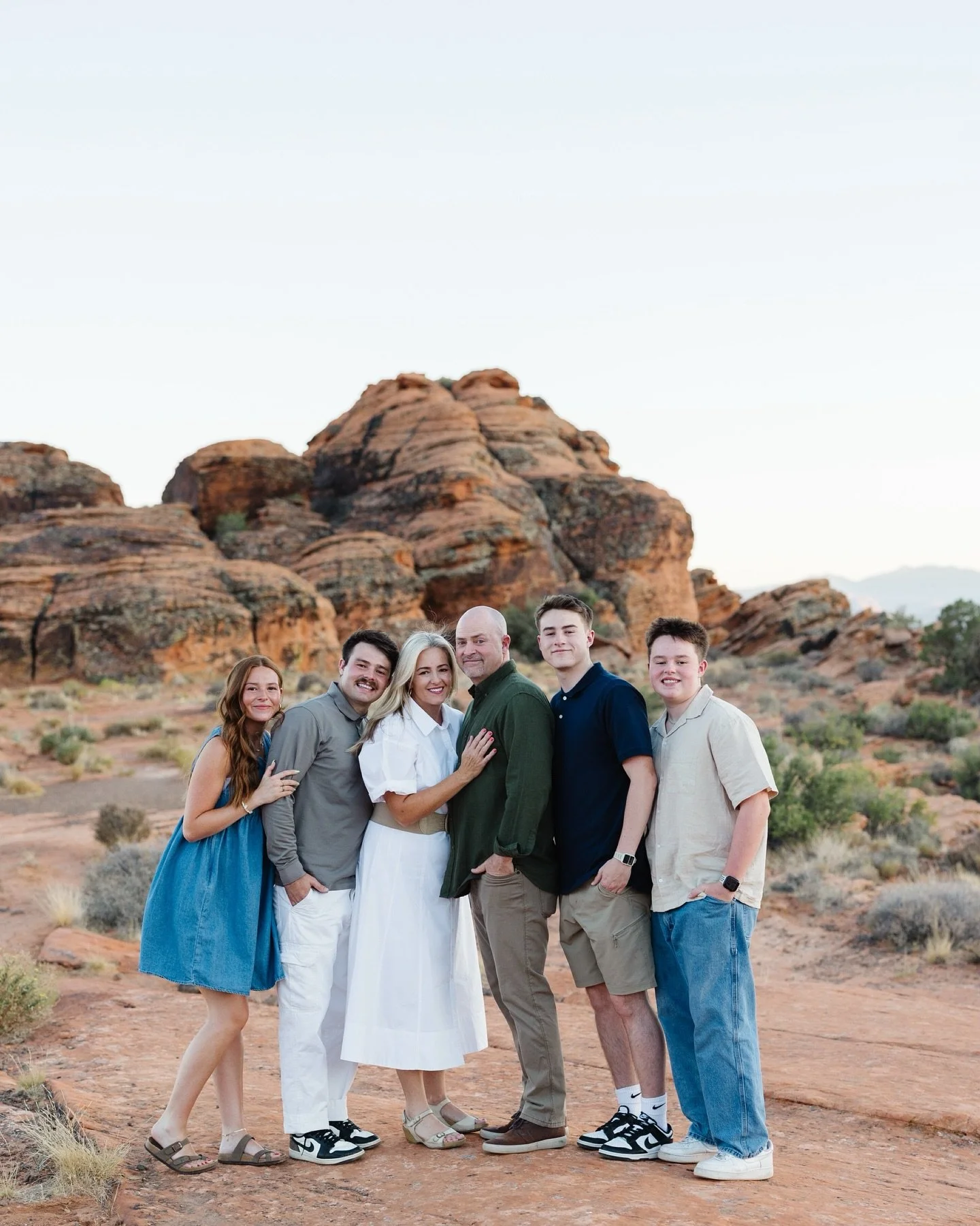 It&rsquo;s that magical time of year when we bribe kids with snacks, threaten dads with matching outfits, and smile through the chaos&hellip; jk jk I promise I will make it feel easy breezy and quick! Family picture season is here!

#stgeorgeutah #st
