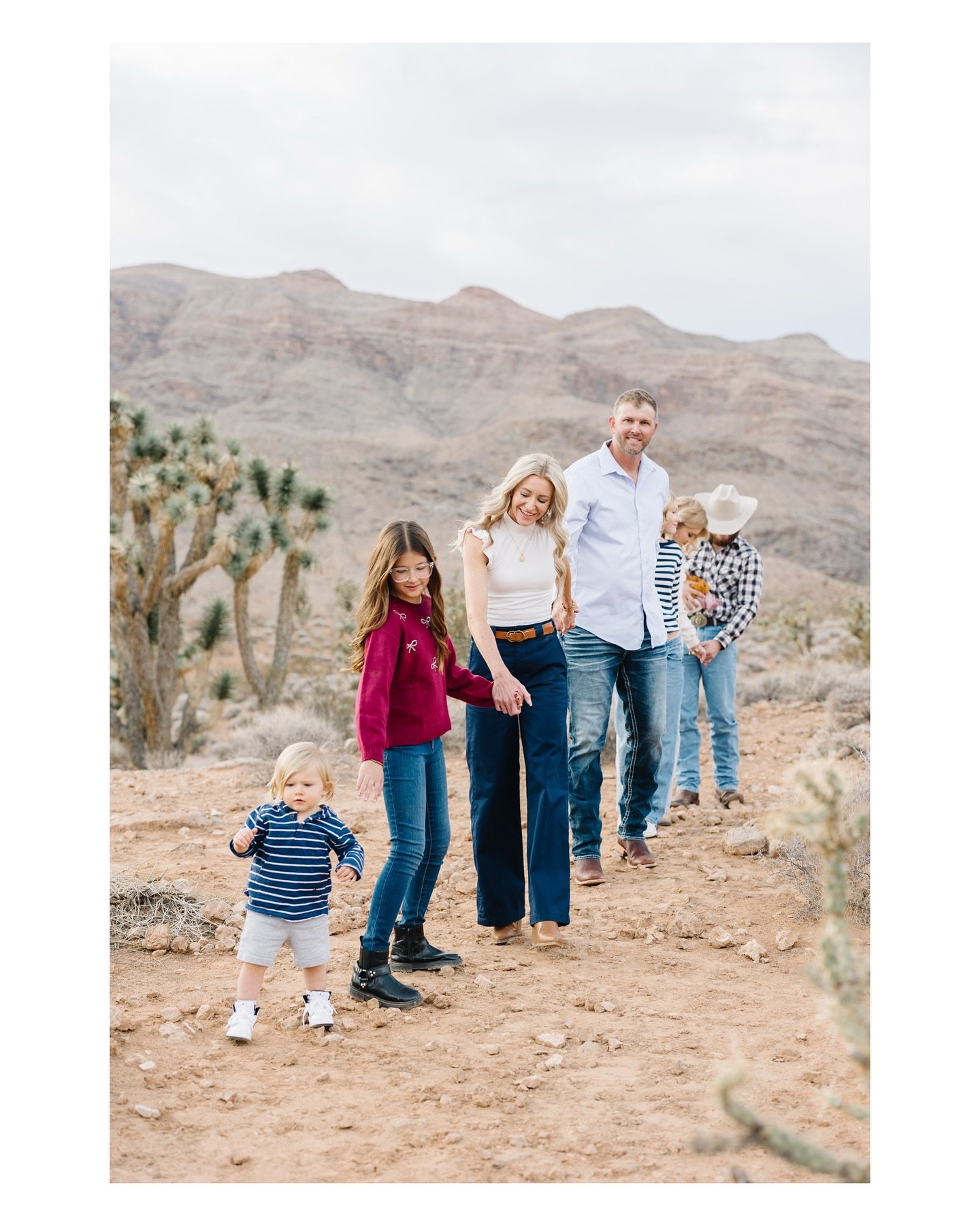 The beautiful Dalley family 🤍

#familyphotoshoot
#familysession
#utahfamilyphotographer
#stgeorgefamilyphotographer
#southernutahphotographer
#familyphotography
#familyphotographer
#familyportraits
#utahphotographer
#stgeorgephotographe