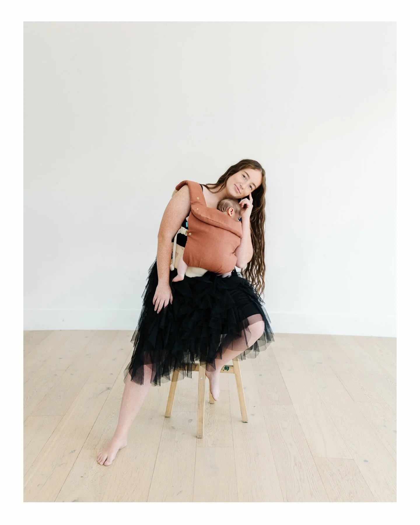 Proof that babywearing can be polished.
This @lovegojiberry shoot paired elevated dresses with a carrier made to shine. Functional, refined, and styled with intention. A reminder that babywearing can be a romanticized part of everyday life, where eve