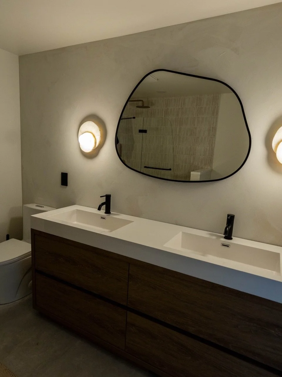 Lights on | lights off 

Forever one of our go to sconces is this white onyx. Simplicity that will always deliver.

#interiordesign #organicmodern #guestbathroom #designinspiration