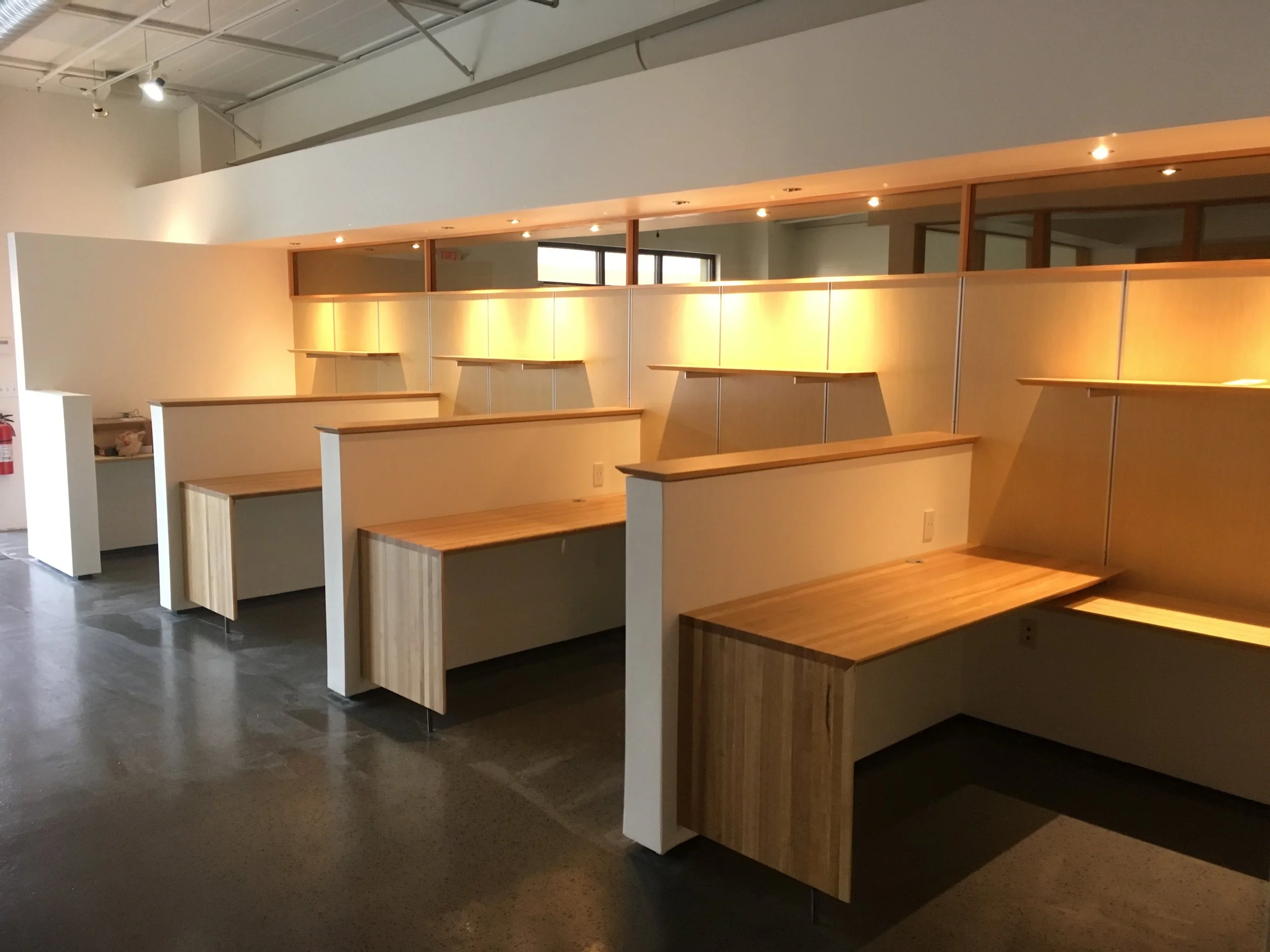 Workstations with adjustable shelving