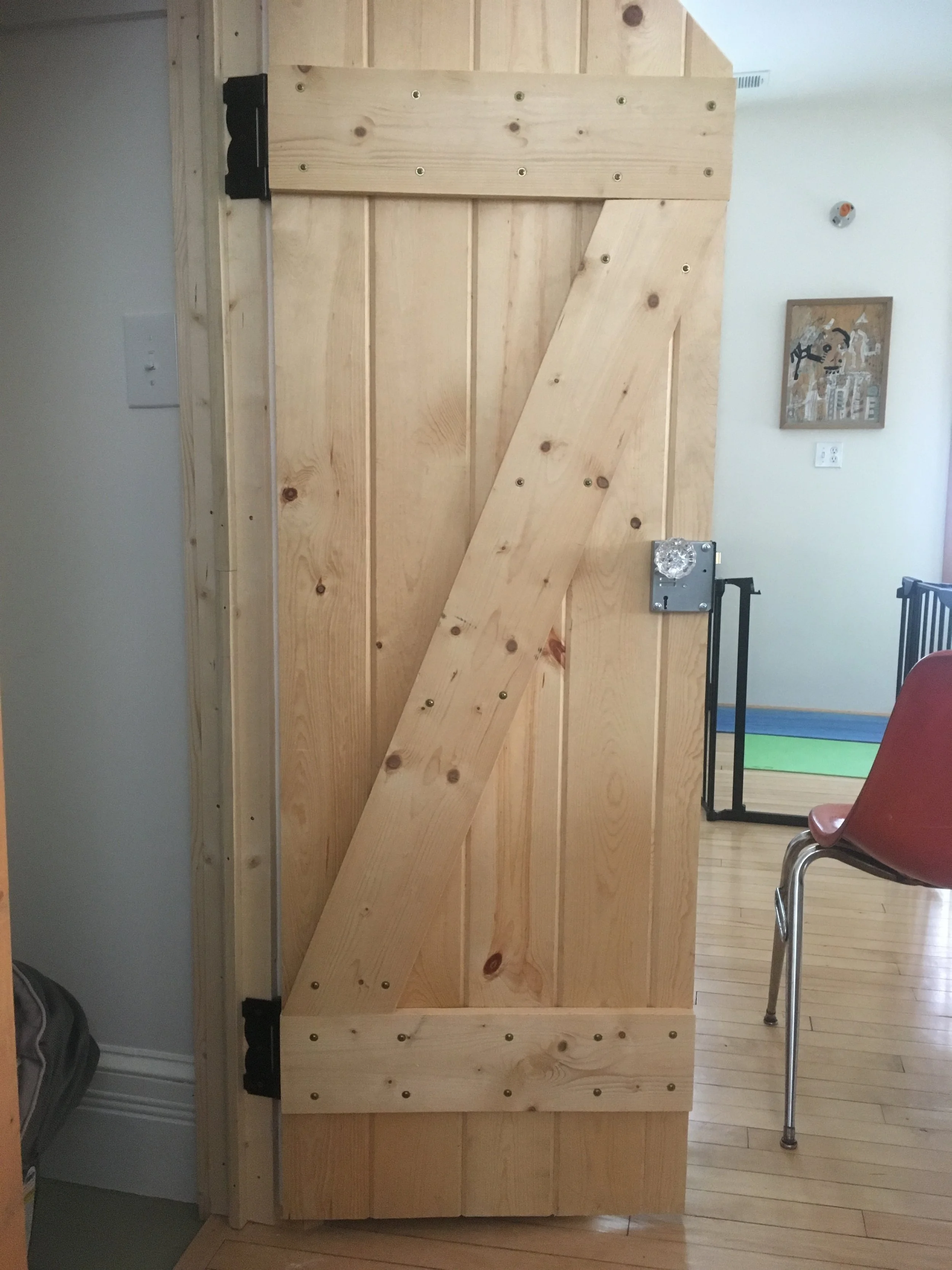 Closet door interior with Z-strap