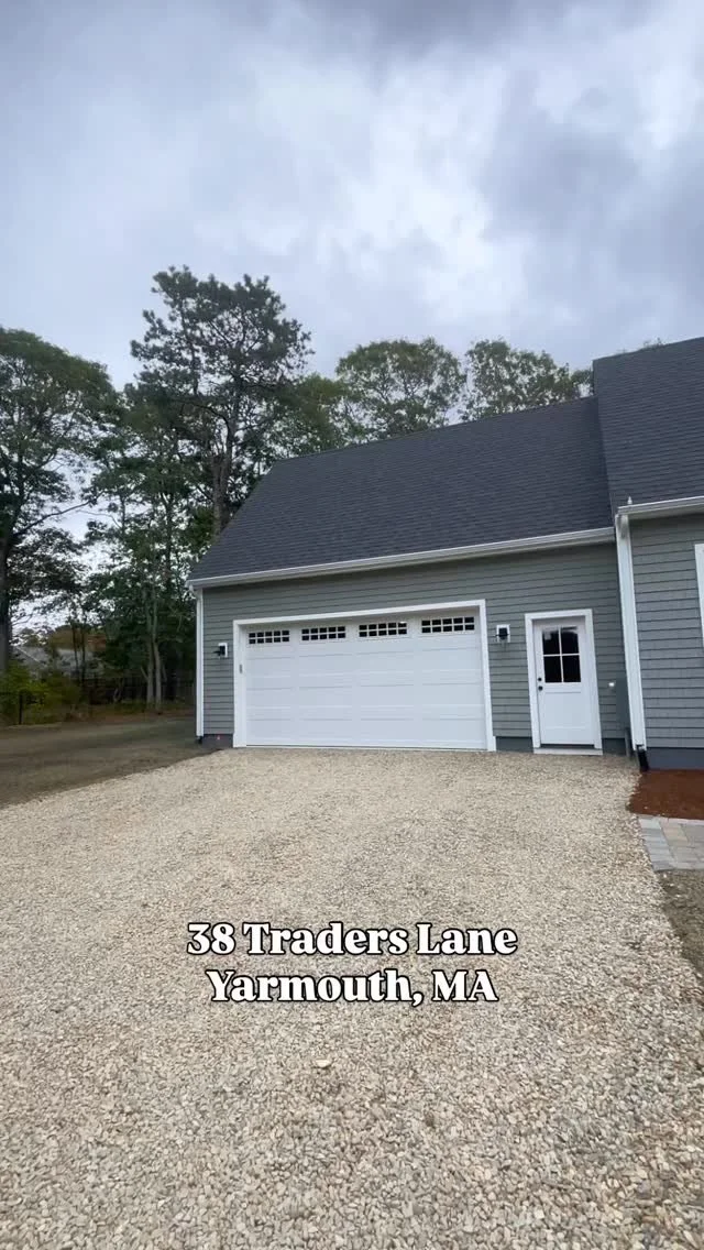 A look at our latest finished project -38 Traders Lane 🏡 ✨
This stunning 3 bedroom, 2.5 bath home welcomes you with a nickel gap entry wall and opens up into spacious floor plan with cathedral ceilings. The kitchen features crown molding, tiled bac