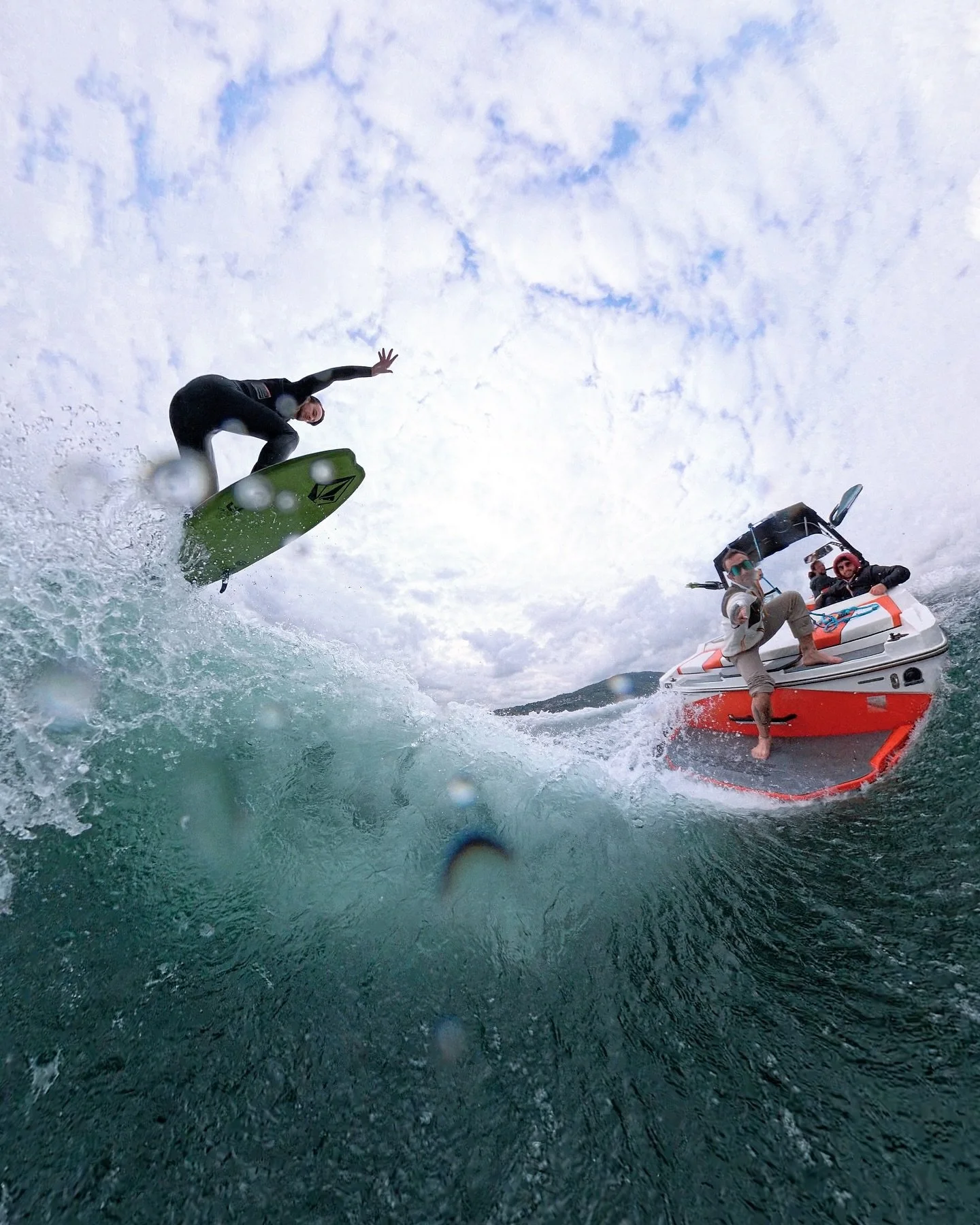 SOME JUMPS WITH ONE OF OUR ATHLETES @nicope___ 🏄🏼&zwj;♂️🚀
&bull;
&bull;
&bull;
#wakesurf #wakesurfer #wakesurfinglife #wakesurfpics #iseo #iseolake #geeswake #pictoftheday #picture #jump #family 
STAY GEES 🫶🏽